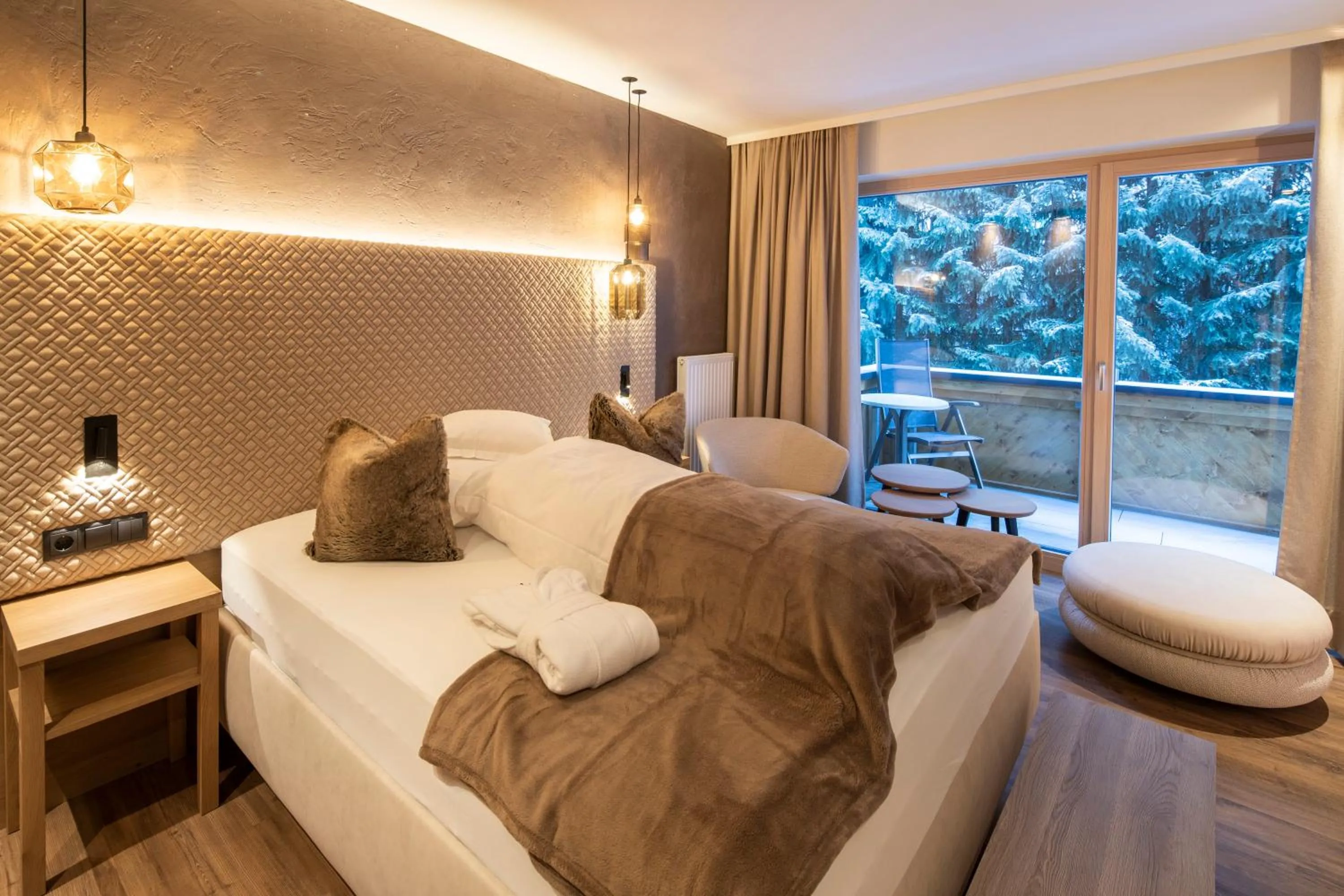 Balcony/Terrace, Bed in Superior Hotel Post Ischgl