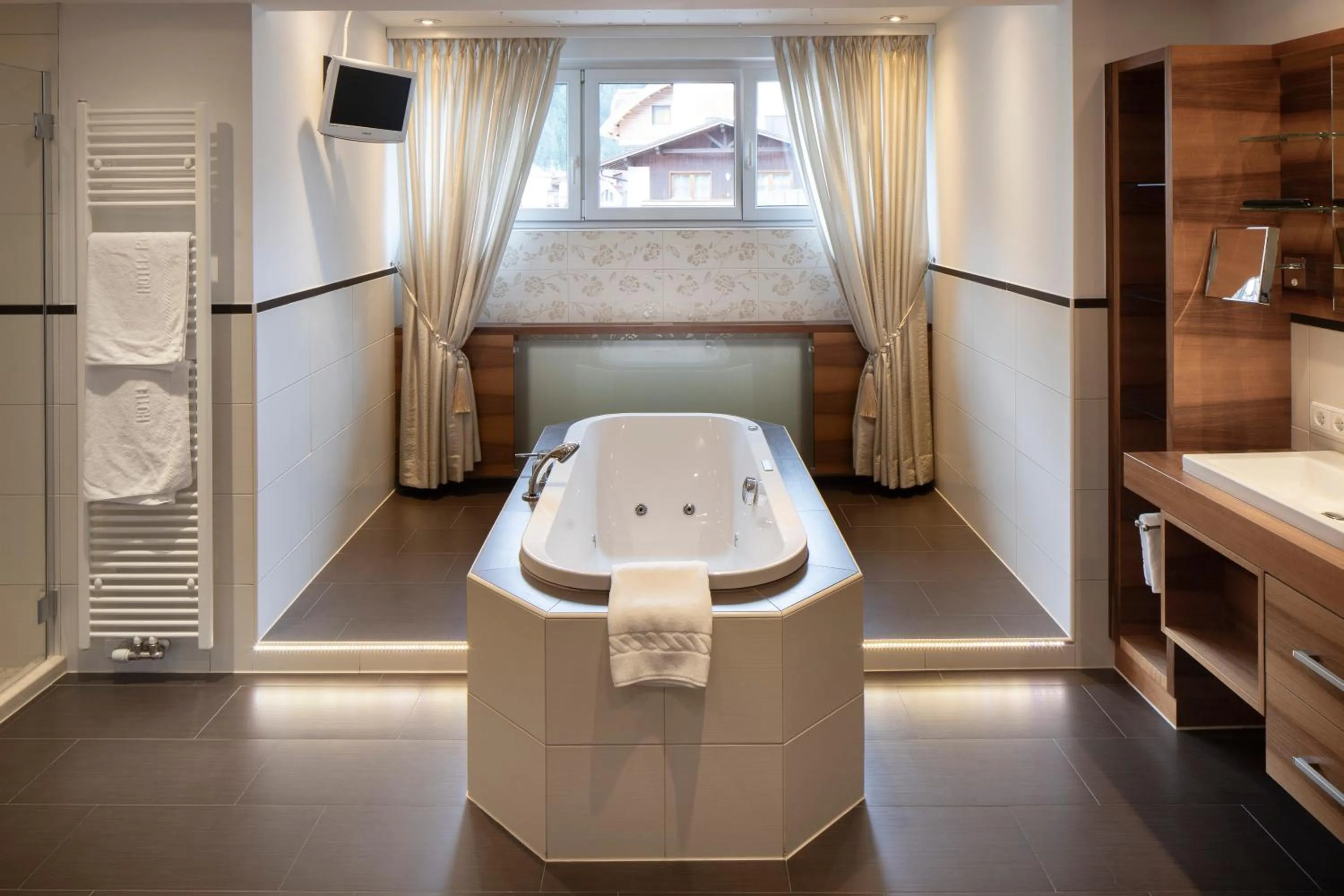 Bath in Superior Hotel Post Ischgl