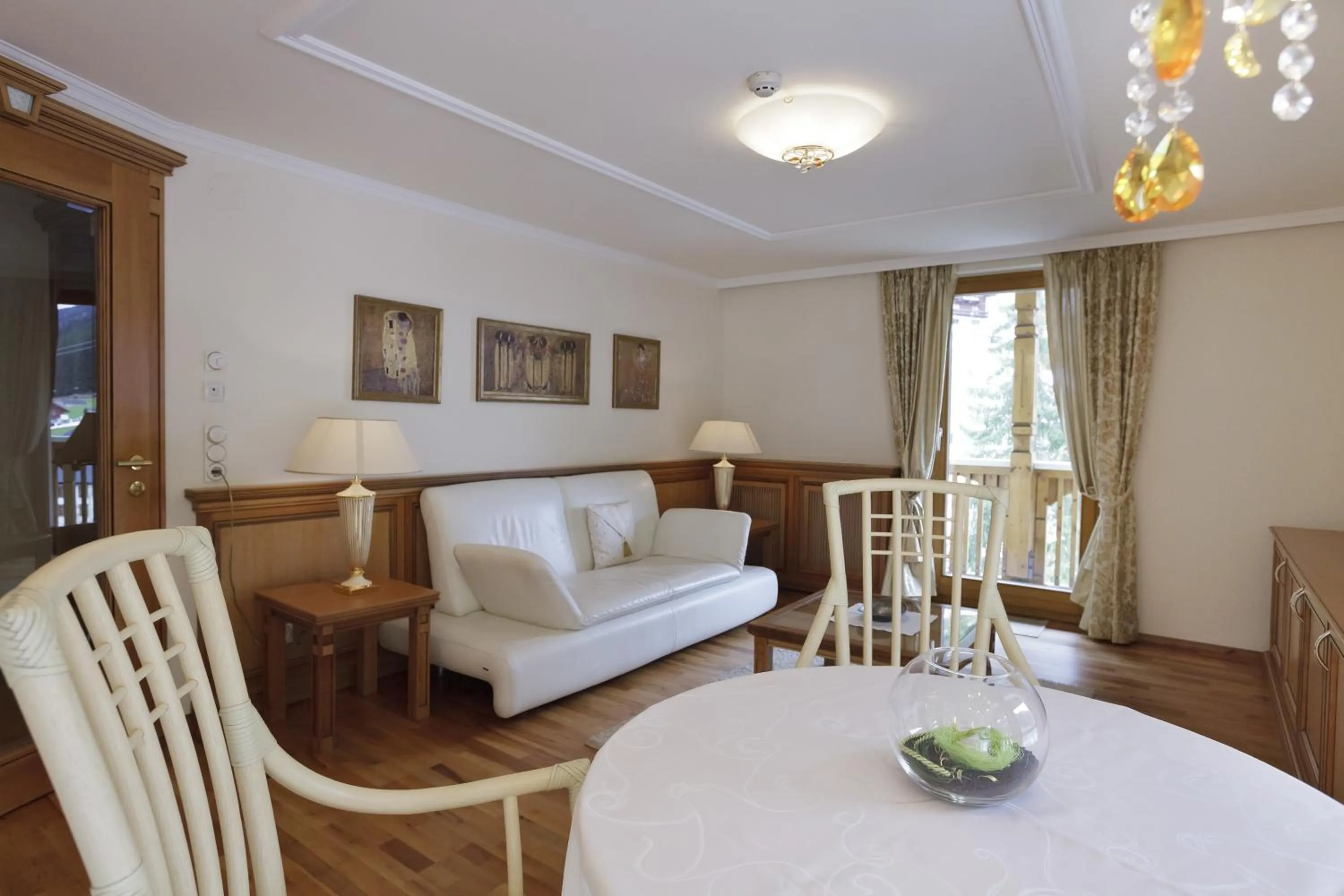 Living room, Bed in Superior Hotel Post Ischgl