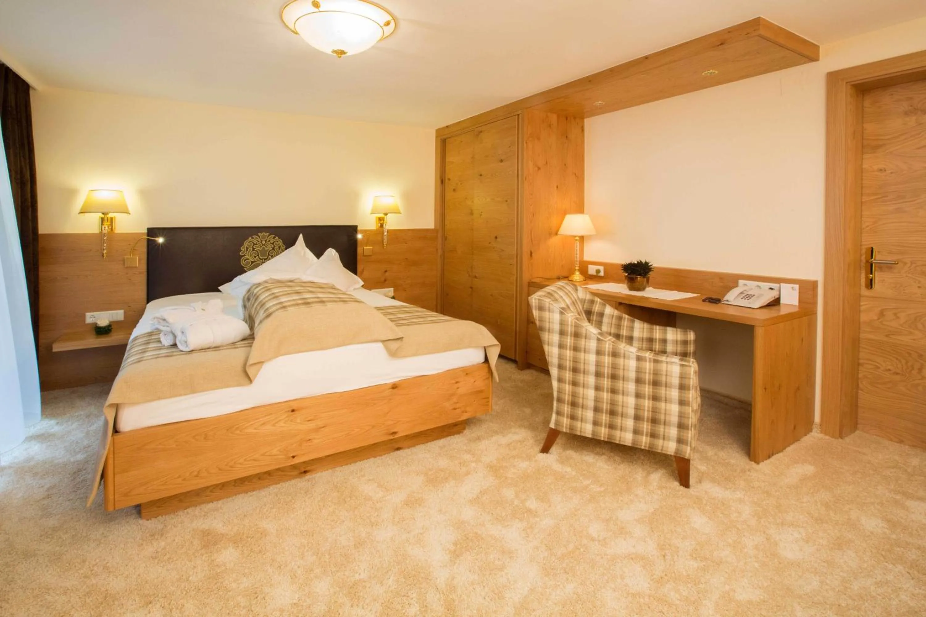 Photo of the whole room, Bed in Superior Hotel Post Ischgl