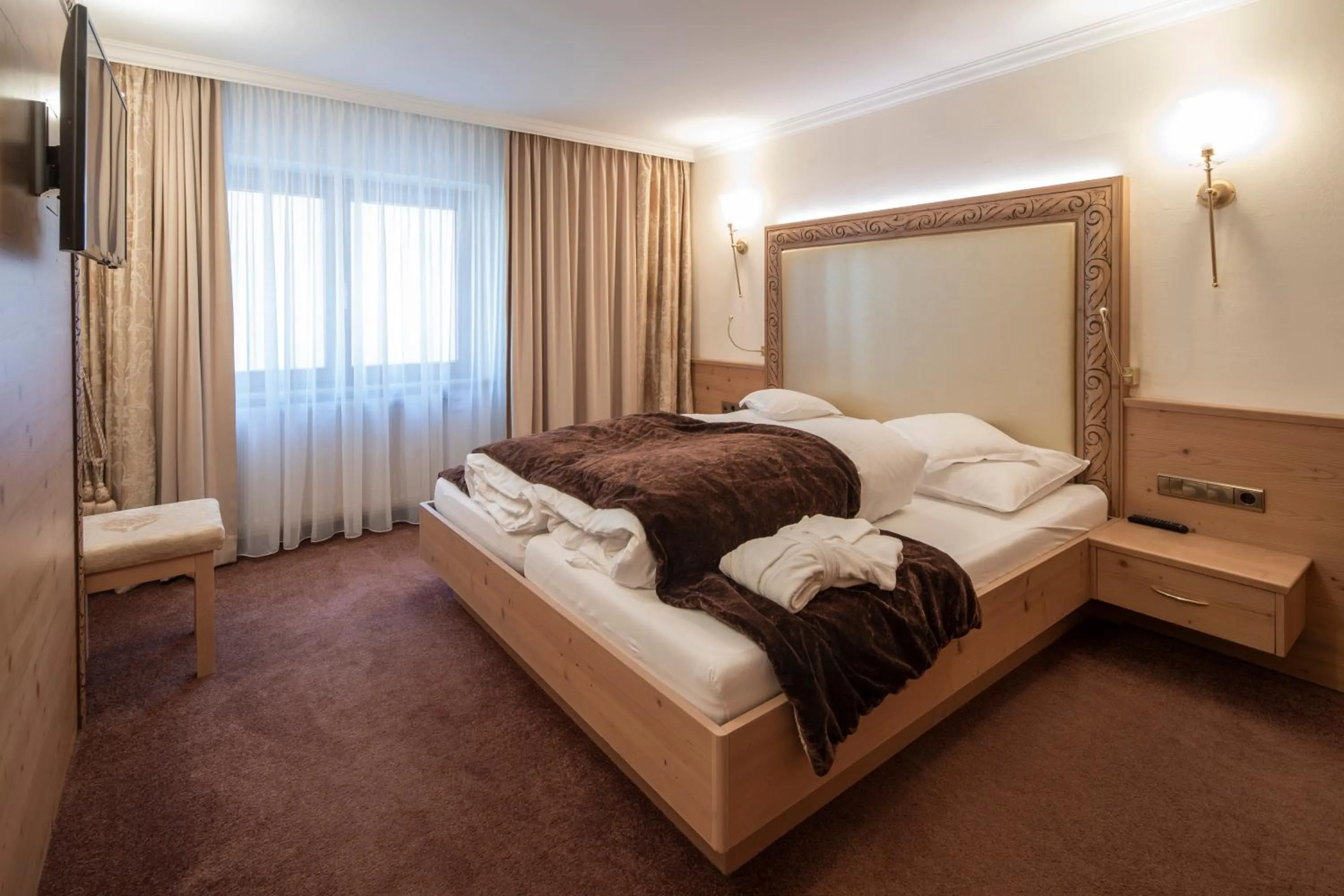 Photo of the whole room, Bed in Superior Hotel Post Ischgl