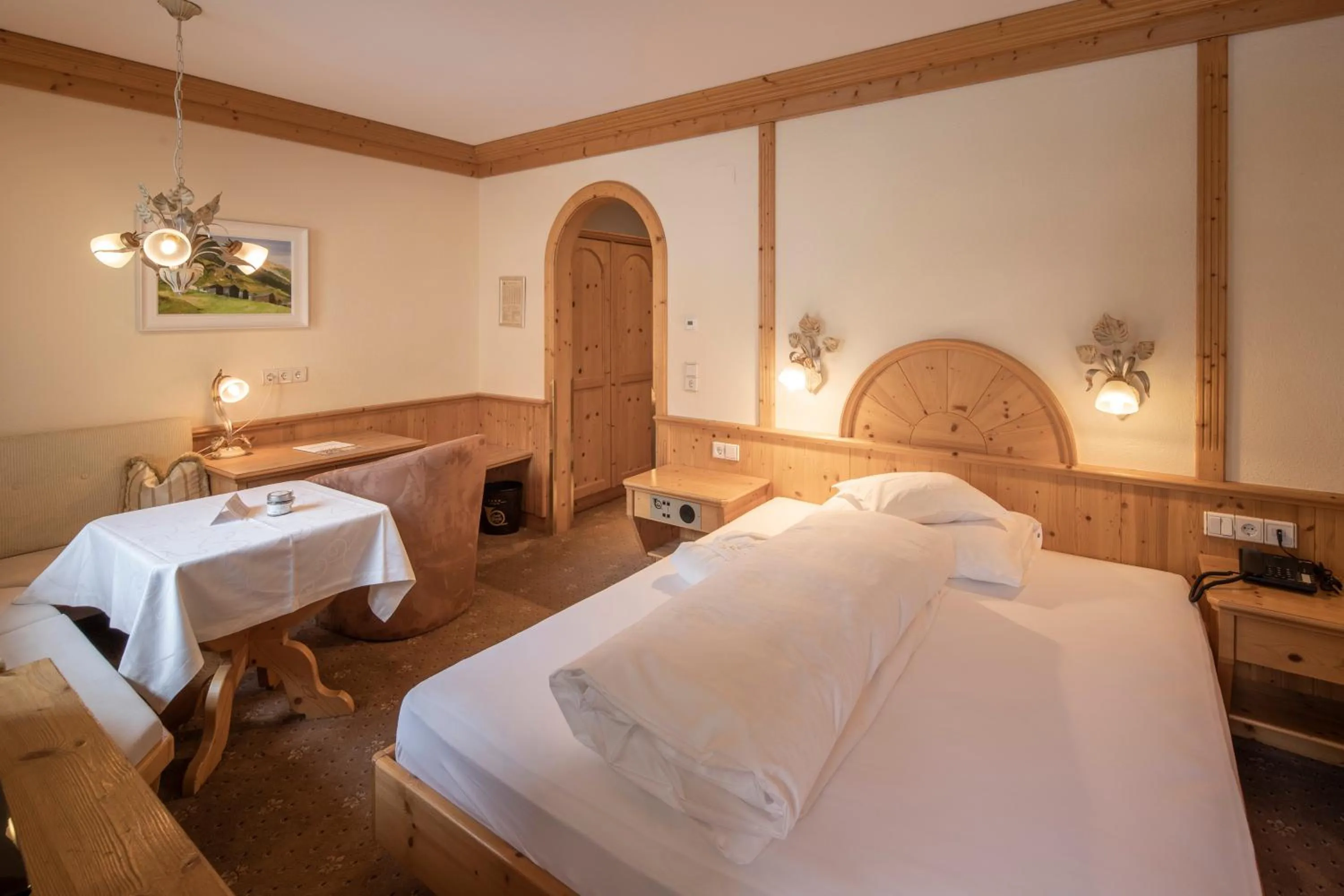 Photo of the whole room, Bed in Superior Hotel Post Ischgl