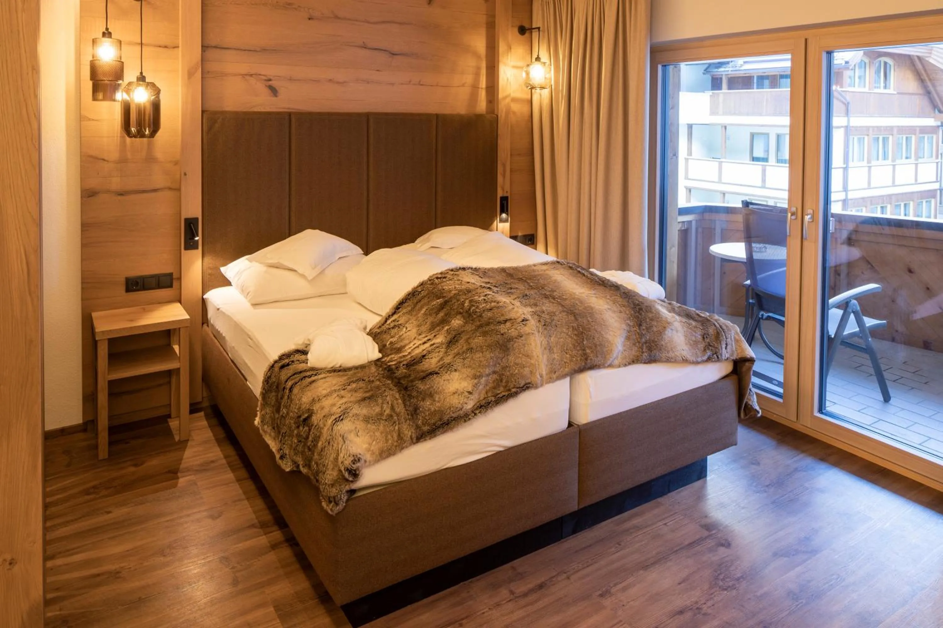 Photo of the whole room, Bed in Superior Hotel Post Ischgl