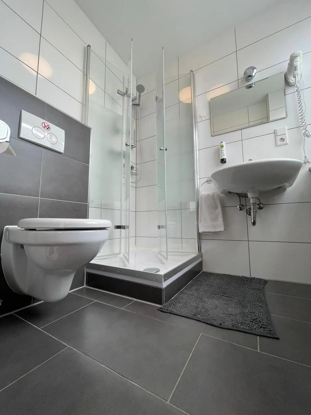 Bathroom in MOTELO Bielefeld - Smart HOTEL