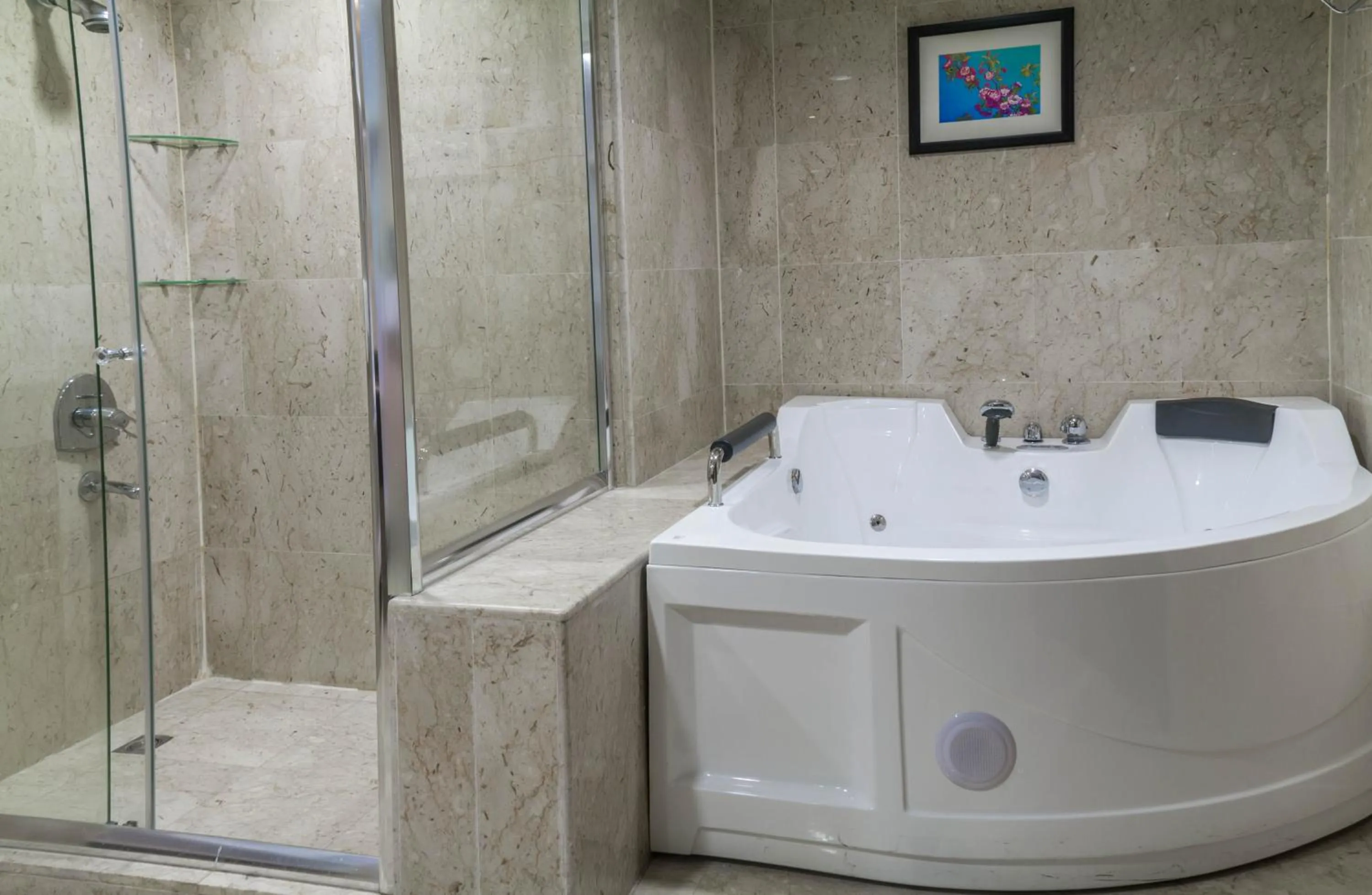 Hot Tub, Bathroom in Days Inn Hotel & Suites Amman