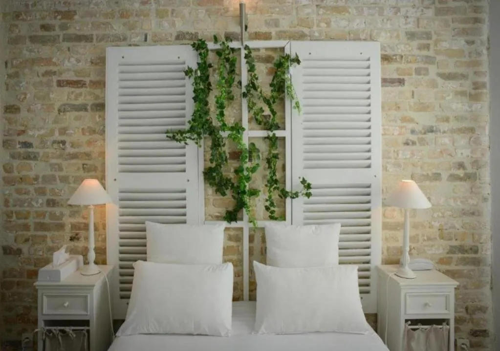 Bed in Logis Hôtel Restaurant l'Auberge Normande