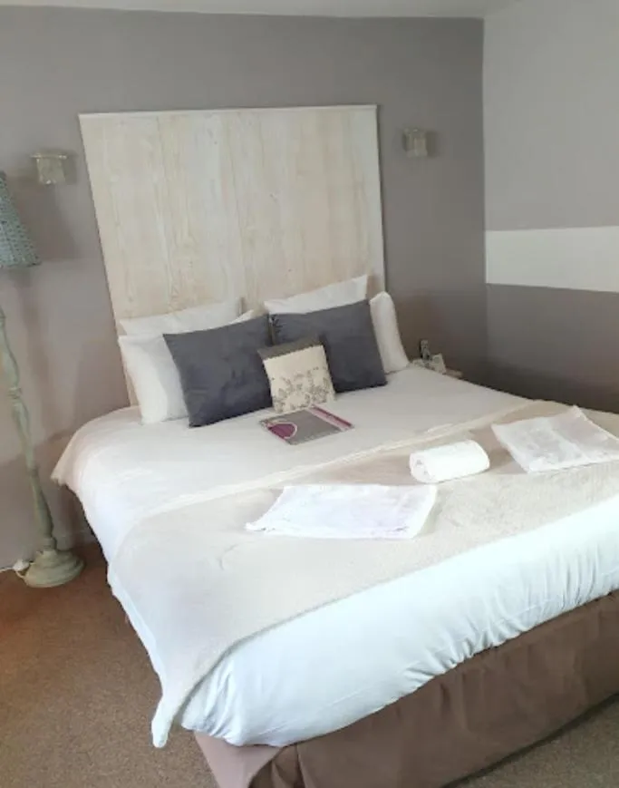 Bed in Logis Hôtel Restaurant l'Auberge Normande