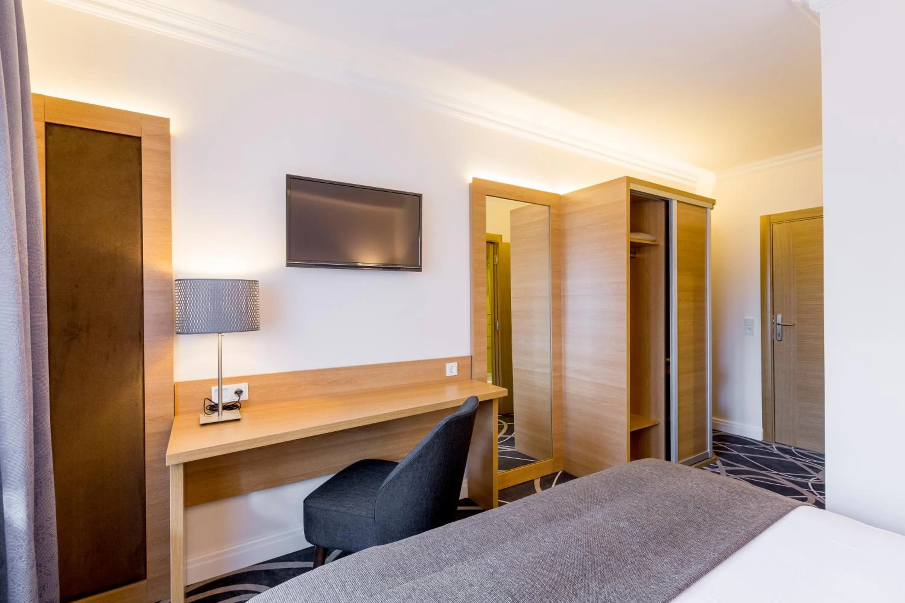 wardrobe, Bed in Hotel Lang