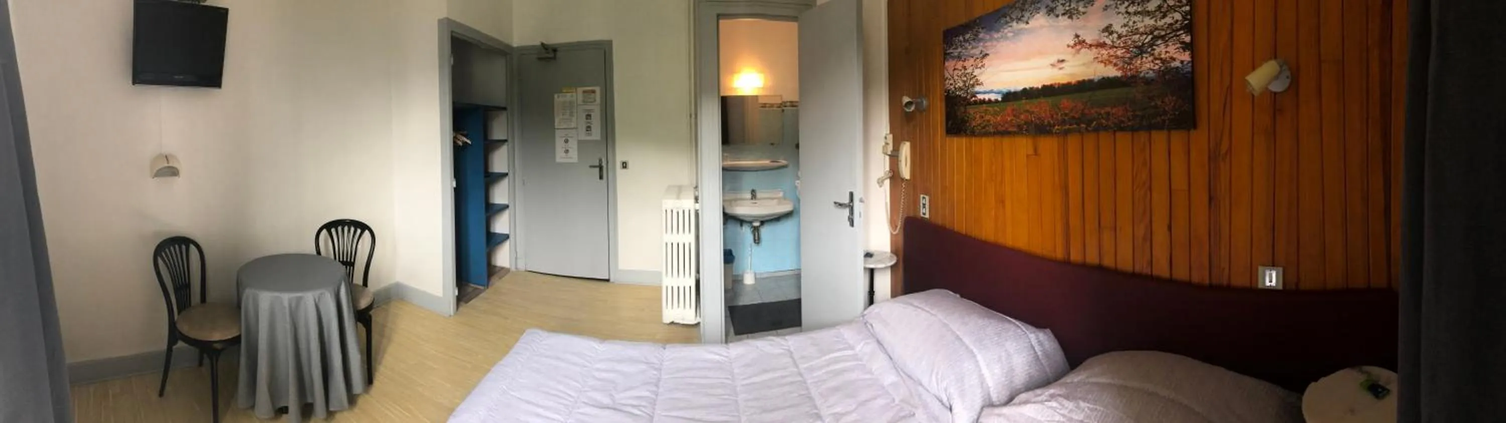 Bed in Hôtel De Paris