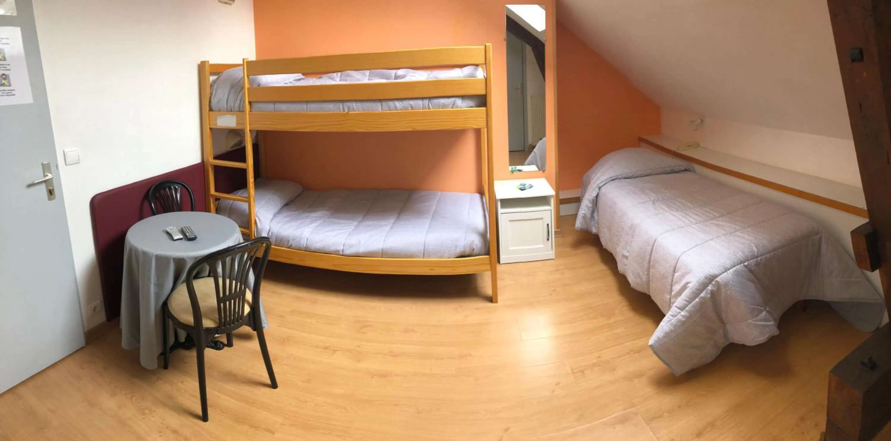 bunk bed, Bed in Hôtel De Paris