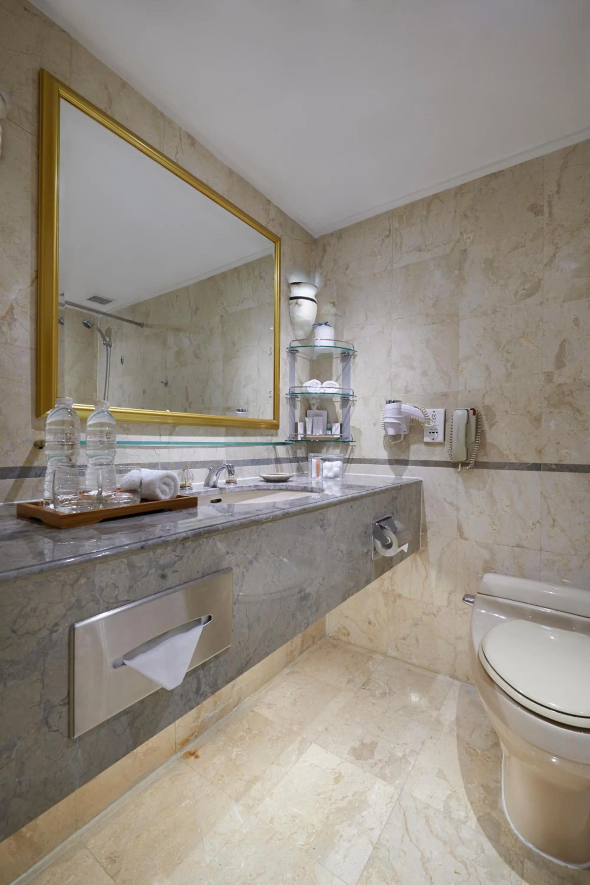 Bathroom in Sari Pacific Jakarta, Autograph Collection