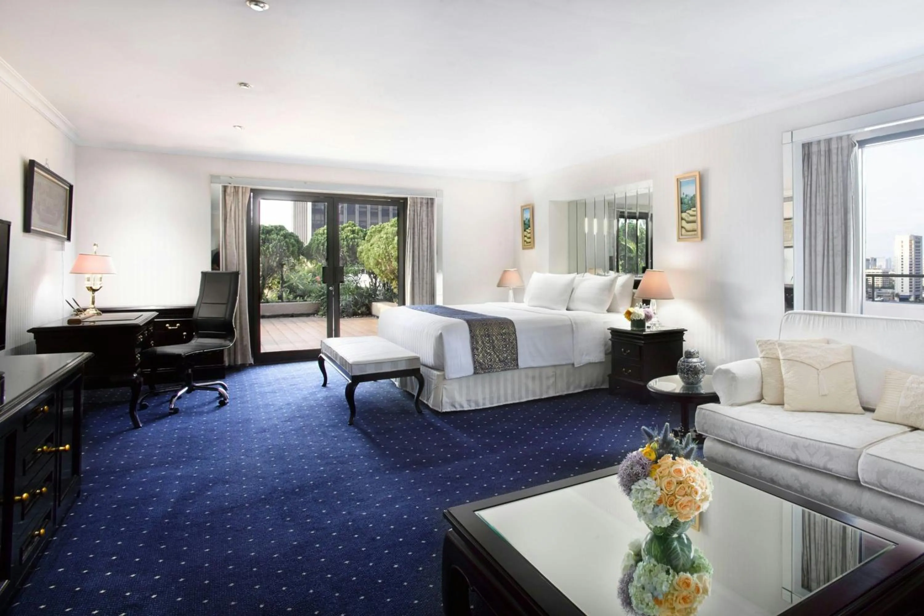 Photo of the whole room, Bed in Sari Pacific Jakarta, Autograph Collection