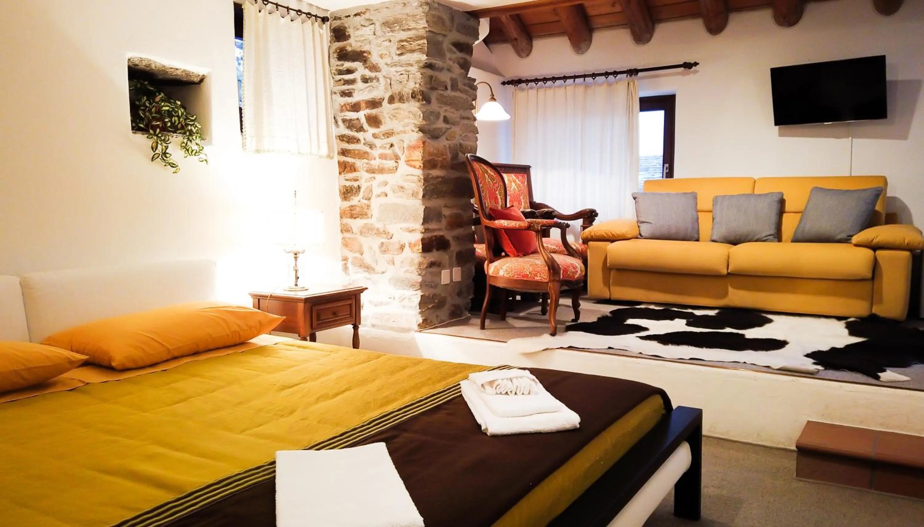 Bedroom, Bed in Hotel Soazza