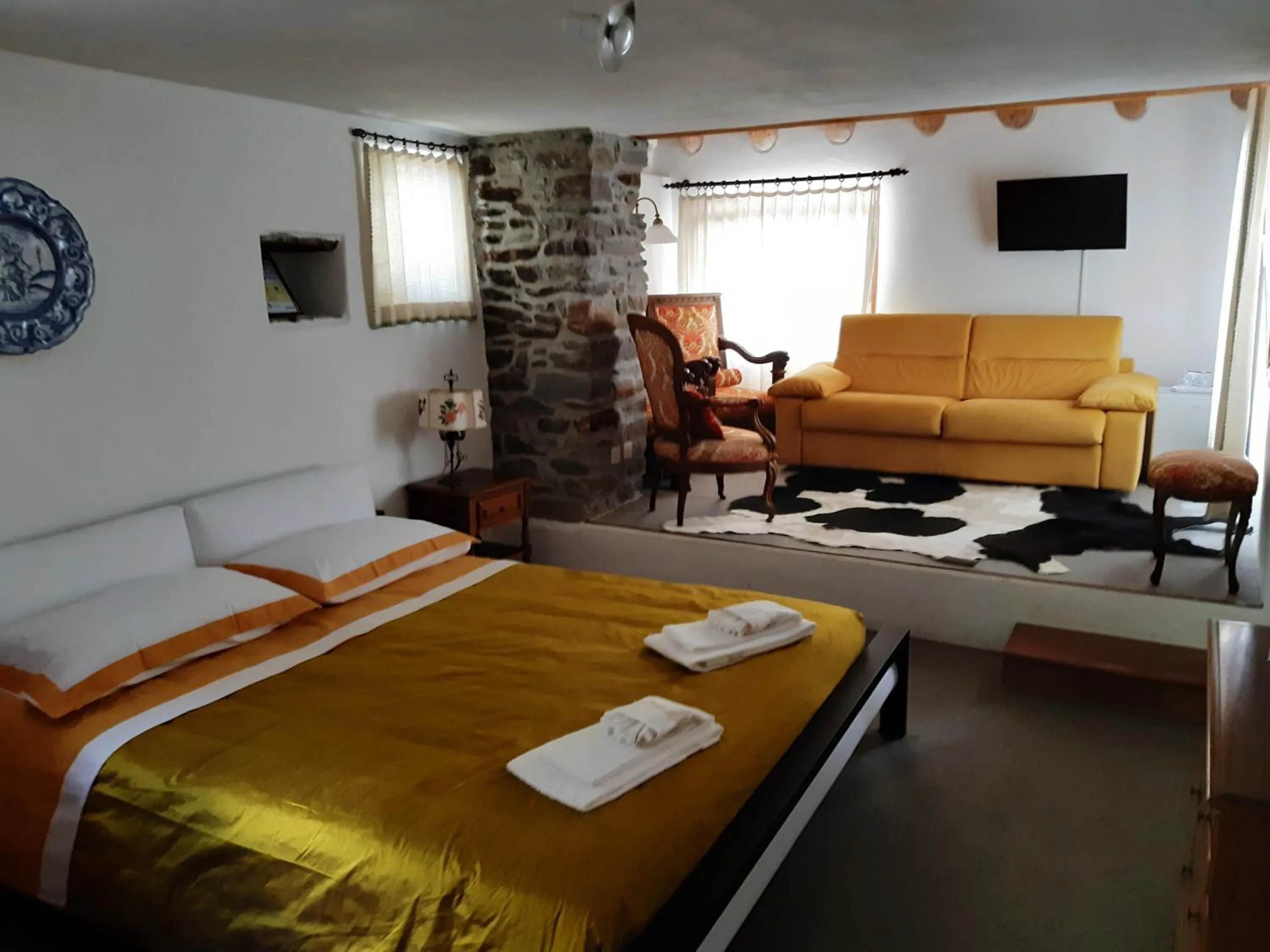 Communal lounge/ TV room, Bed in Hotel Soazza