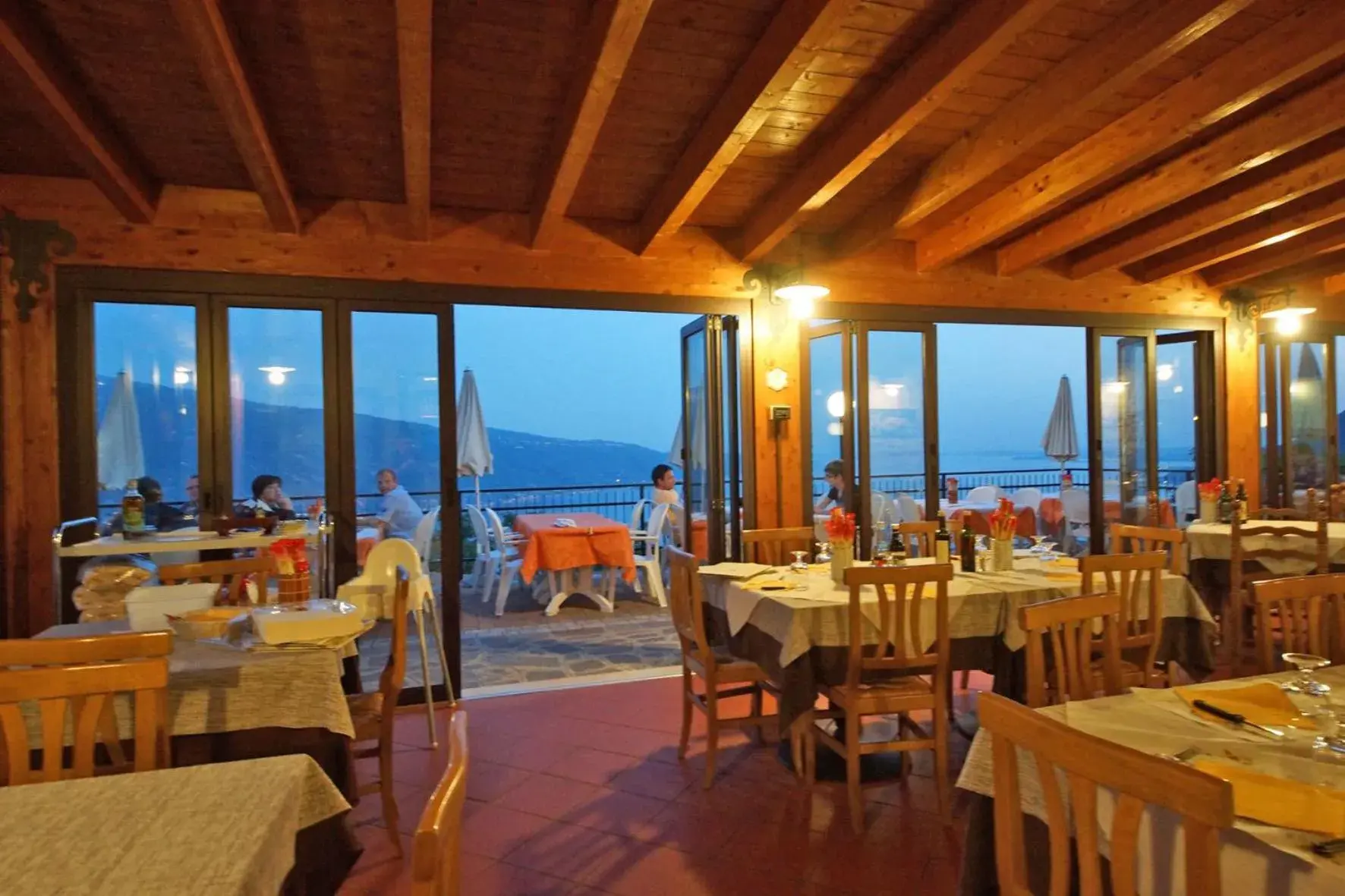 Restaurant/Places to Eat in Hotel Residence La Rotonda