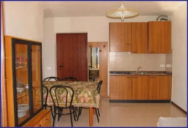 Dining area, Kitchen/Kitchenette in Hotel Residence La Rotonda