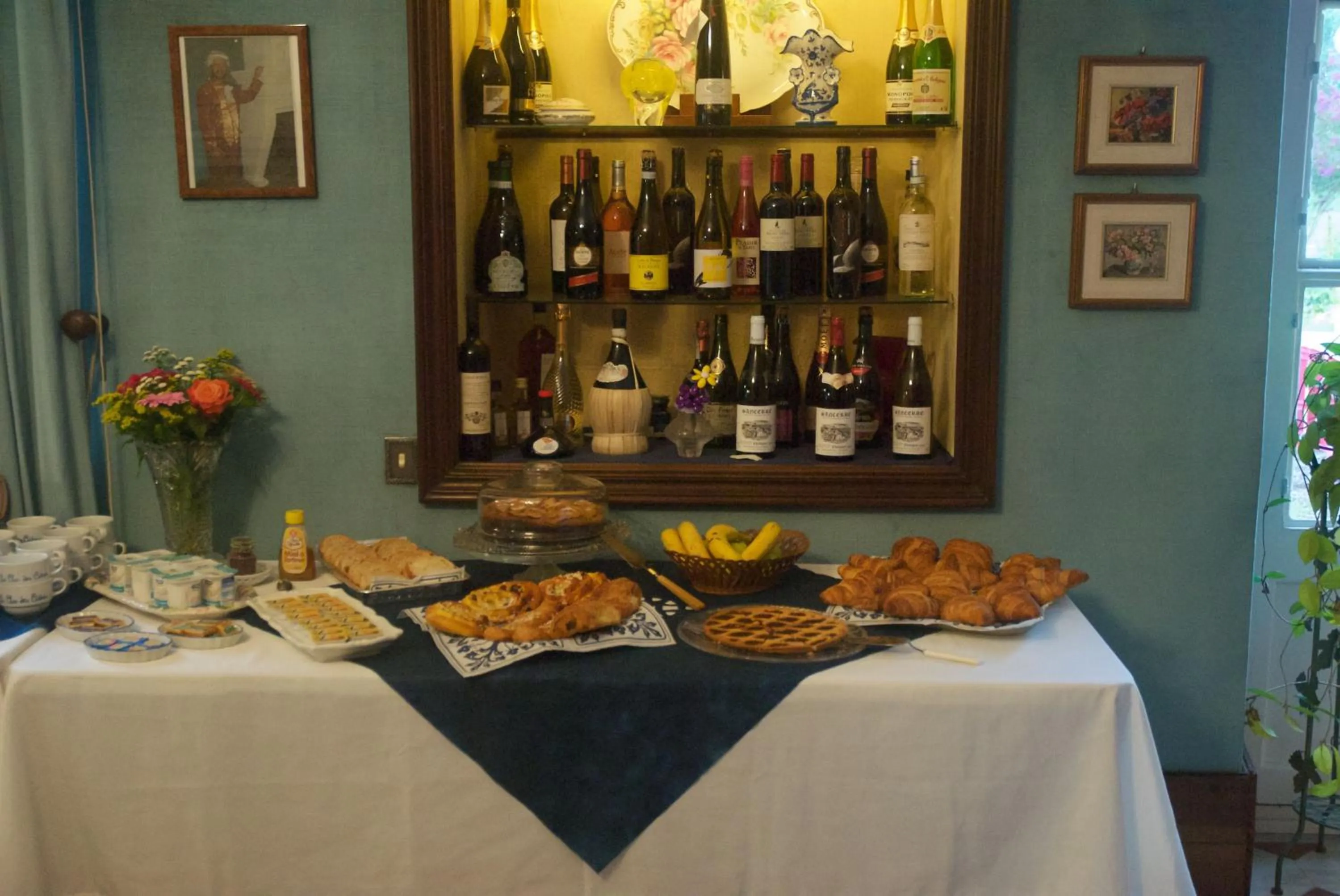 Restaurant/places to eat in Le Clos des Cèdres b&b