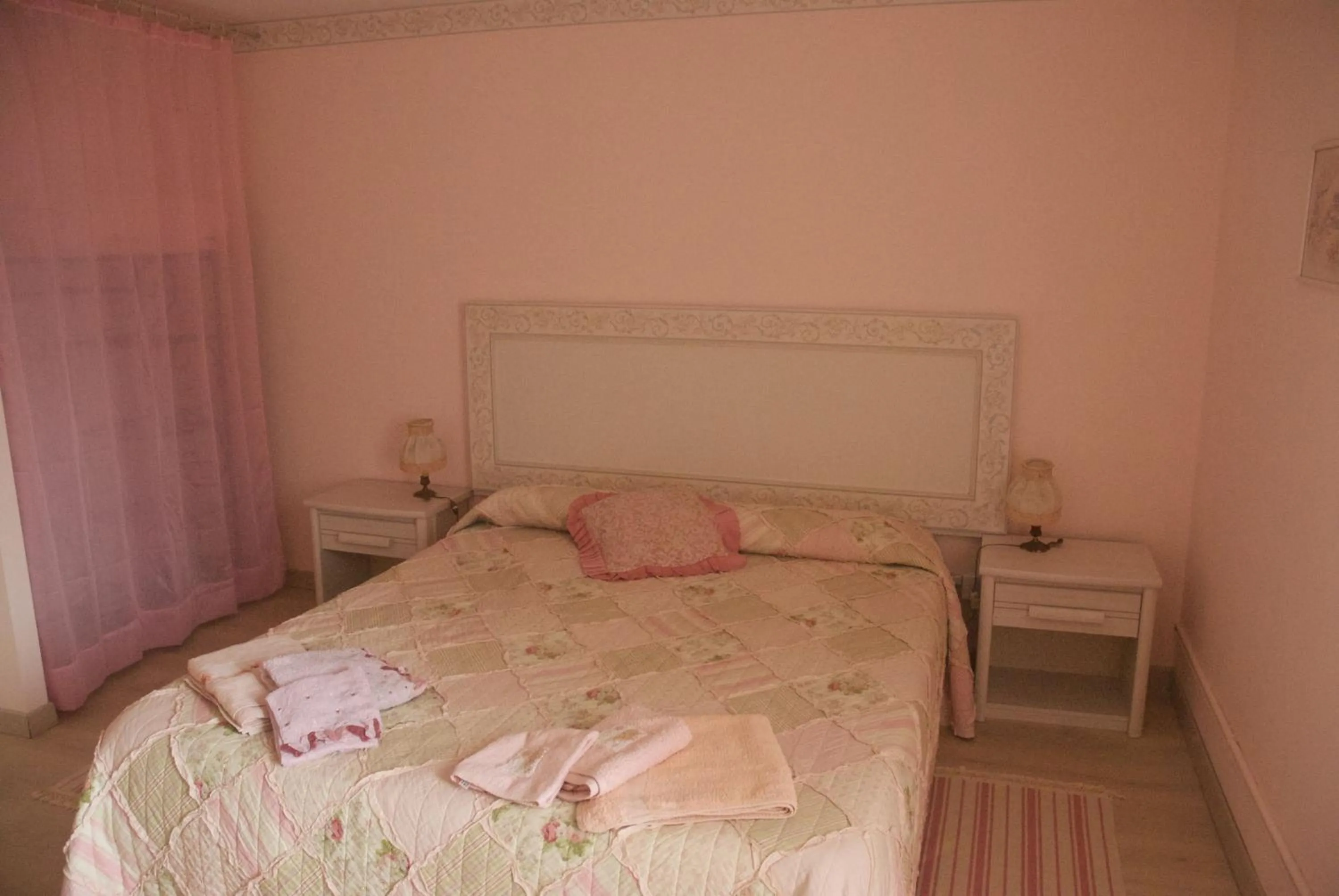 Bedroom, Bed in Le Clos des Cèdres b&b