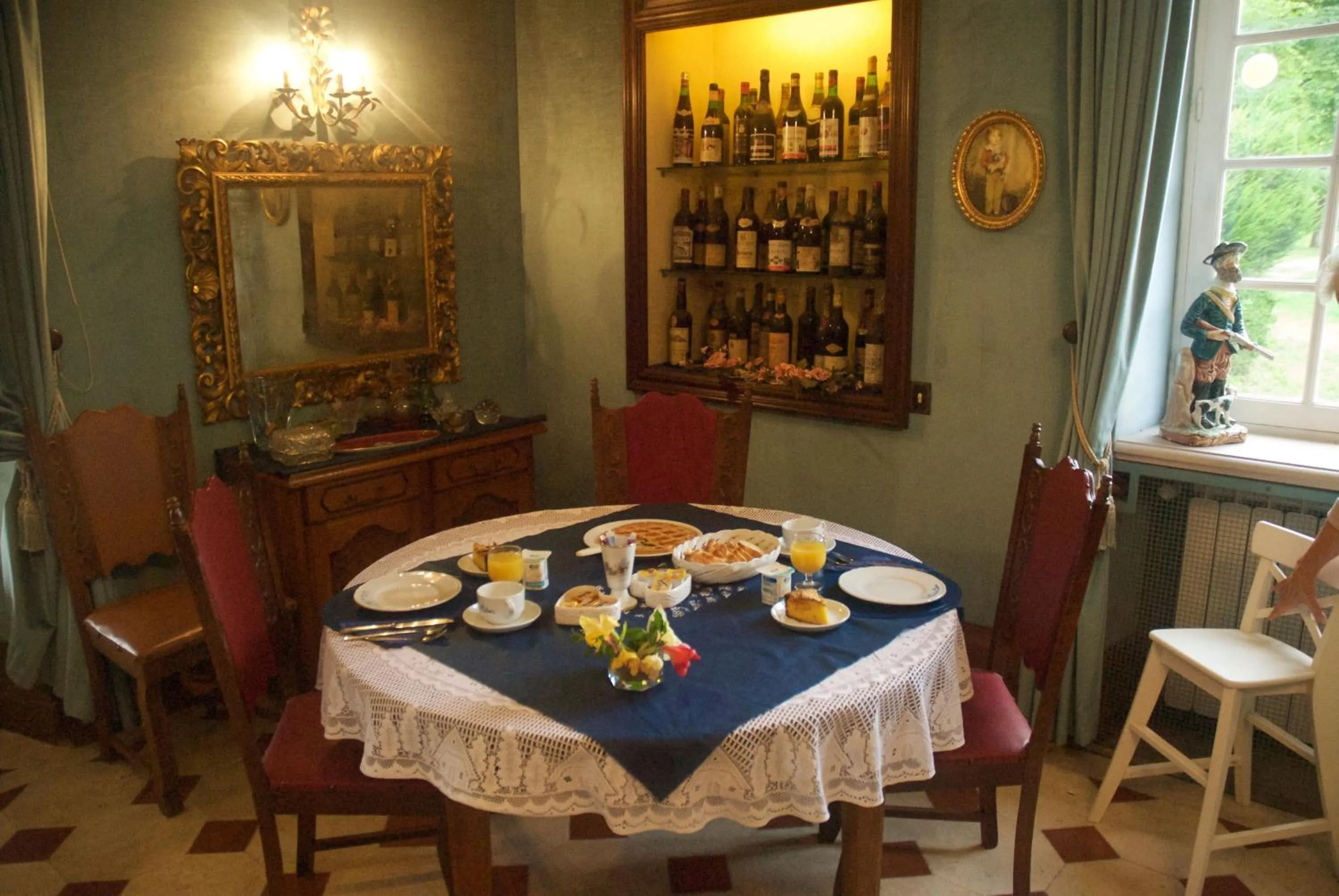 Restaurant/places to eat in Le Clos des Cèdres b&b