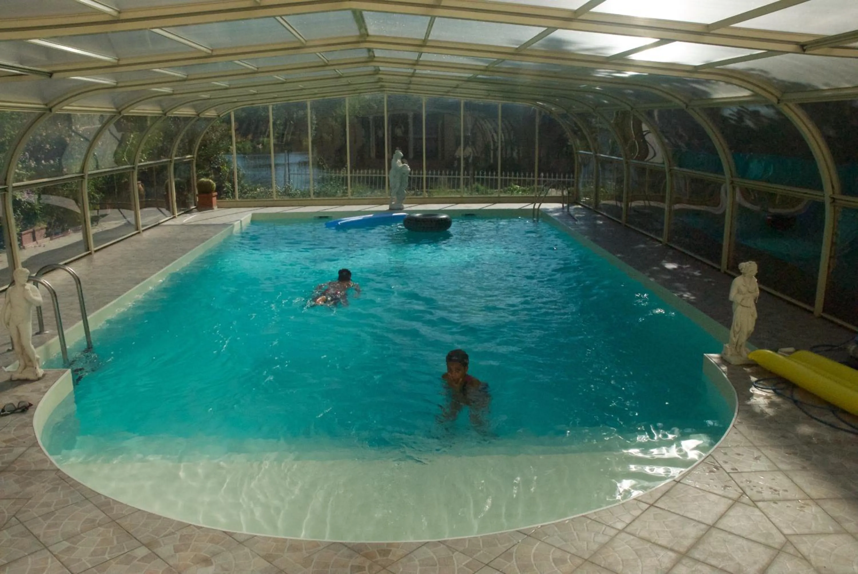 Swimming pool in Le Clos des Cèdres b&b