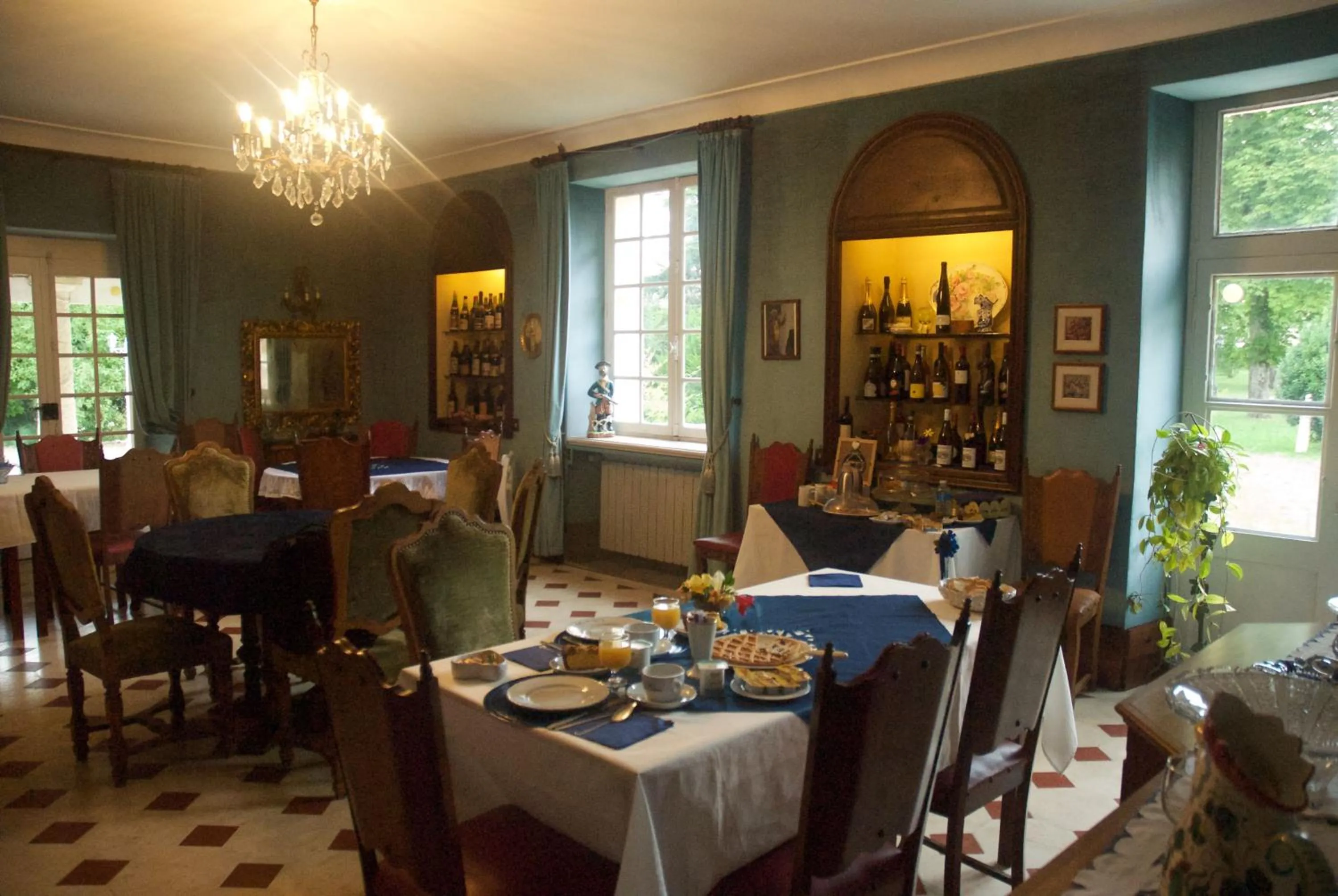 Restaurant/places to eat in Le Clos des Cèdres b&b