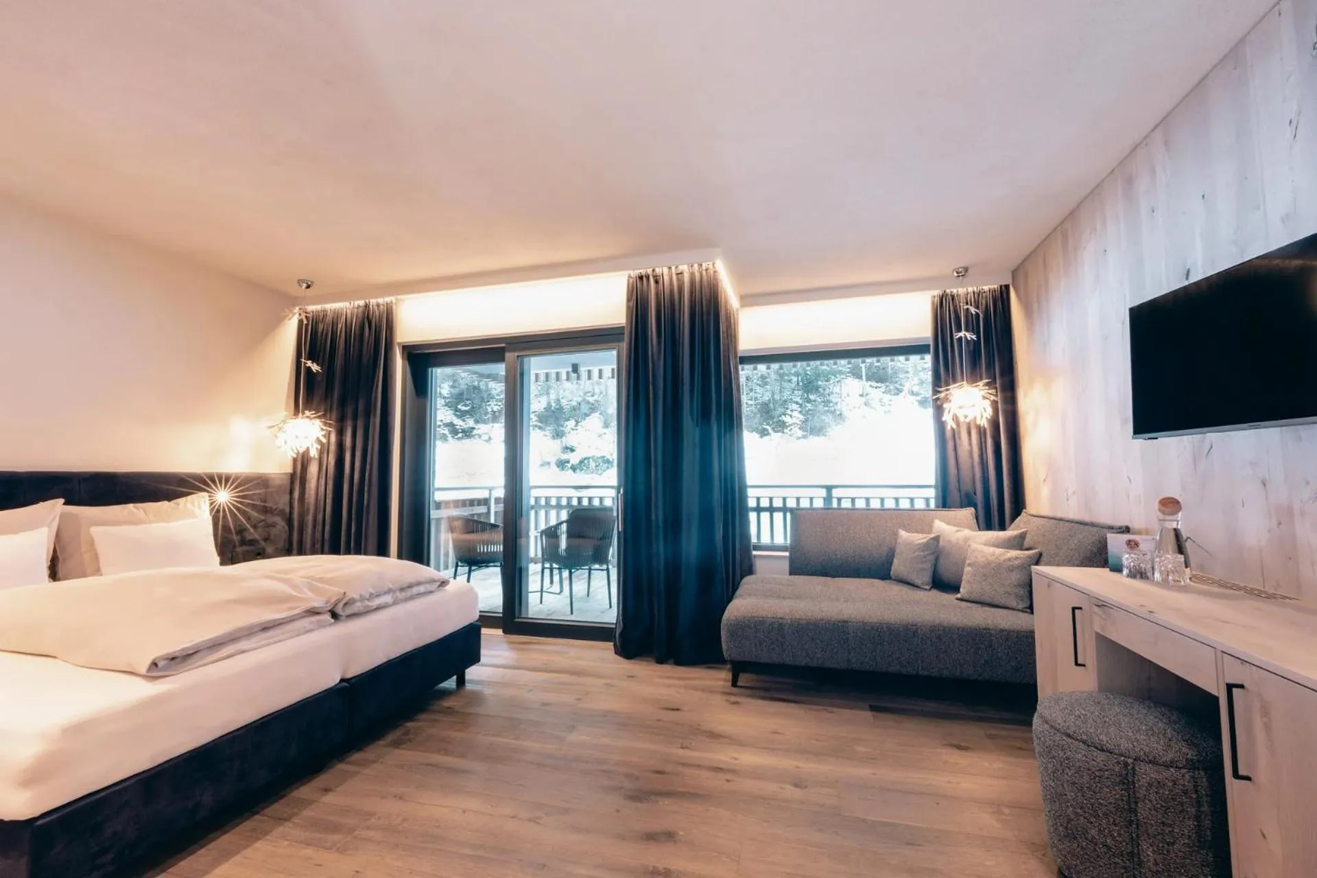 Photo of the whole room, Bed in ZillergrundRock Luxury Mountain Resort