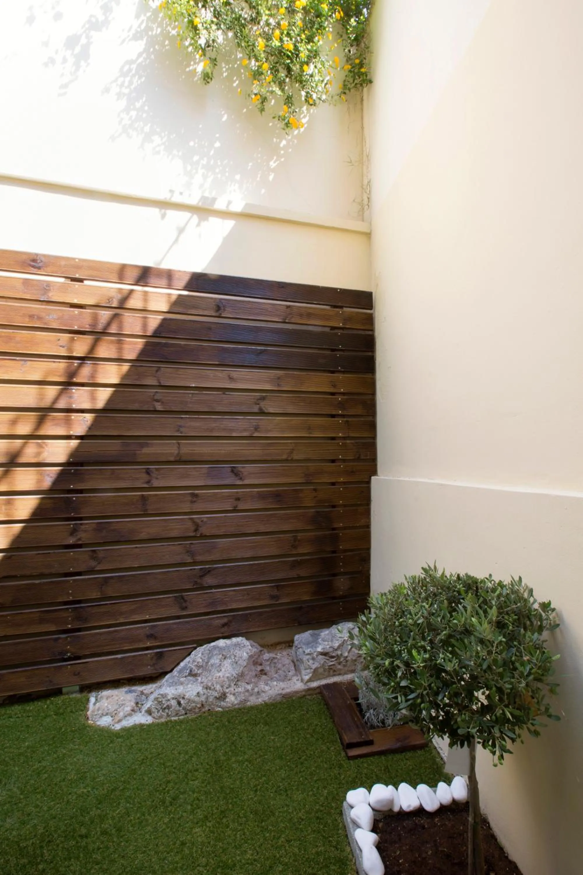 Patio in Under the shade of Acropolis by YHA