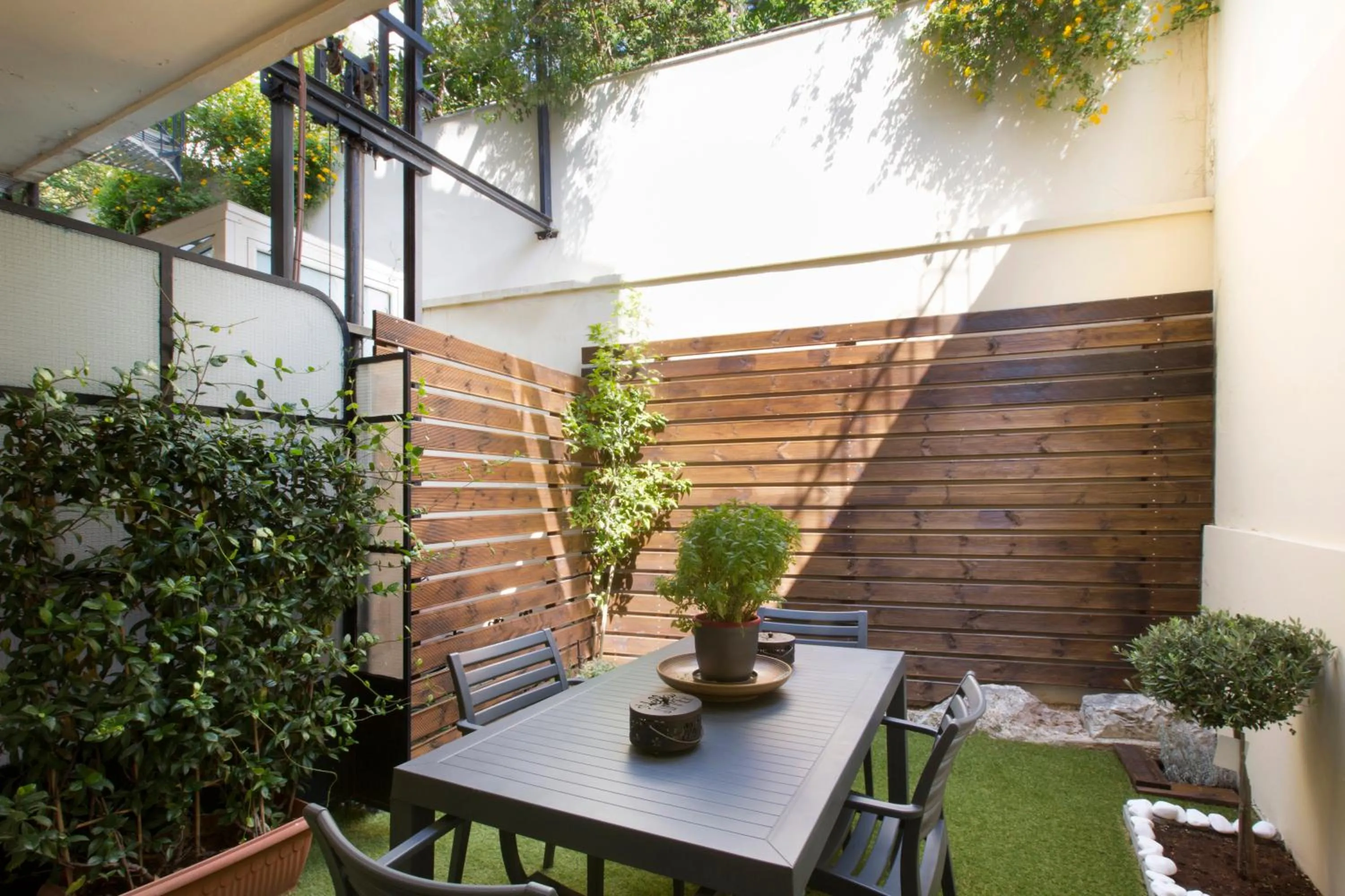 Patio in Under the shade of Acropolis by YHA