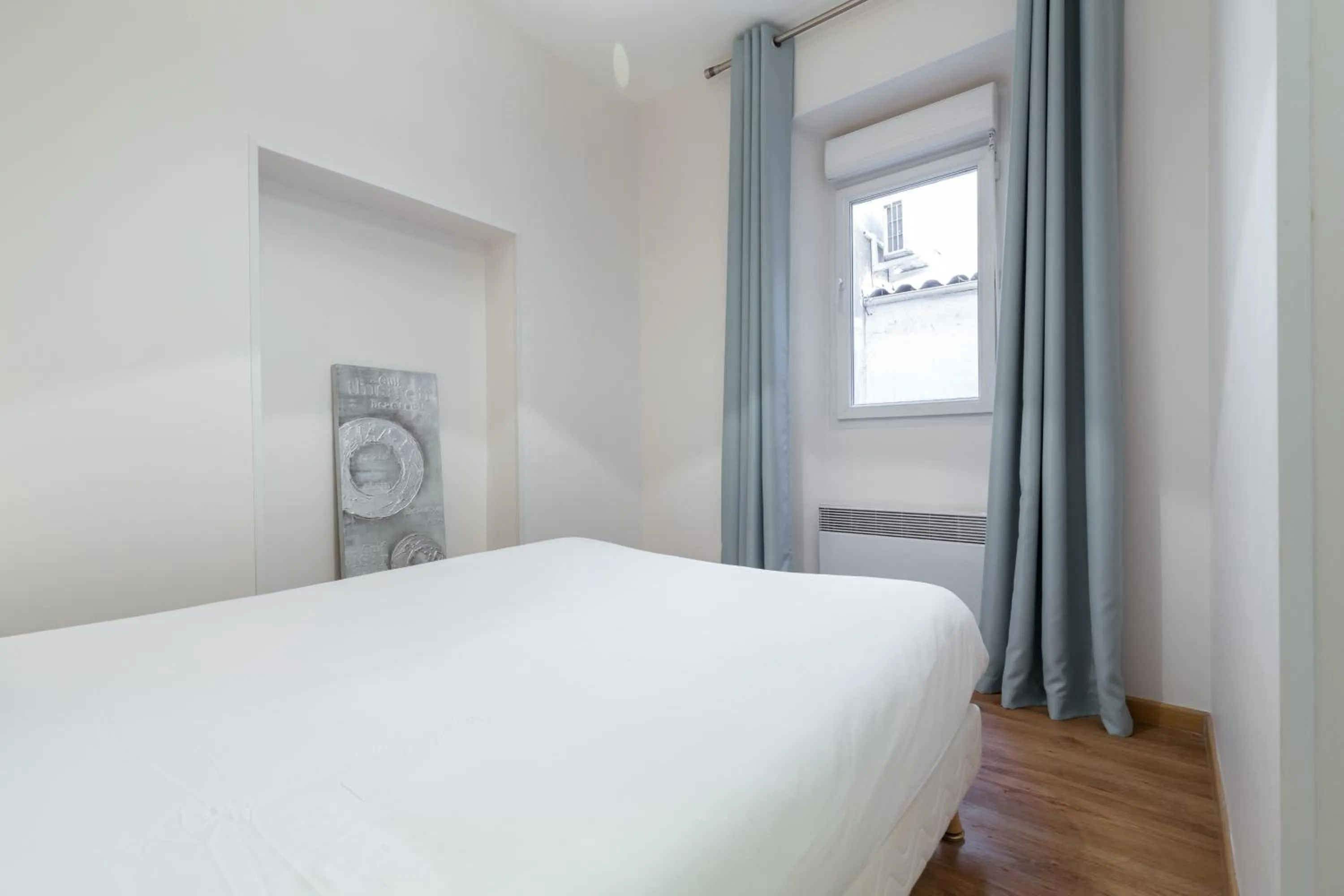 Bedroom, Bed in Florella Clemenceau Apartment