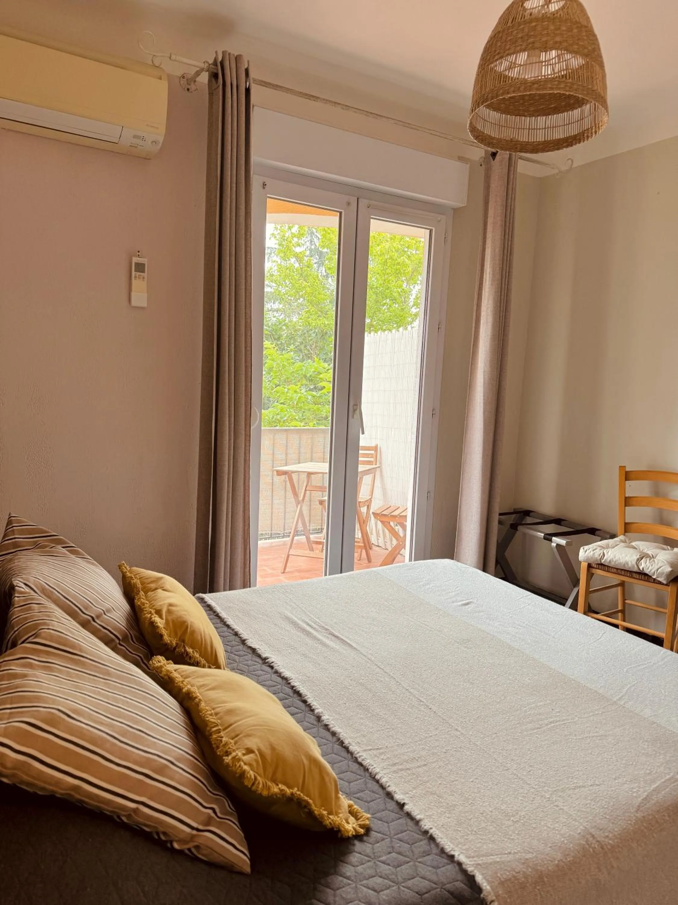 Property building, Bed in Hôtel le Nid