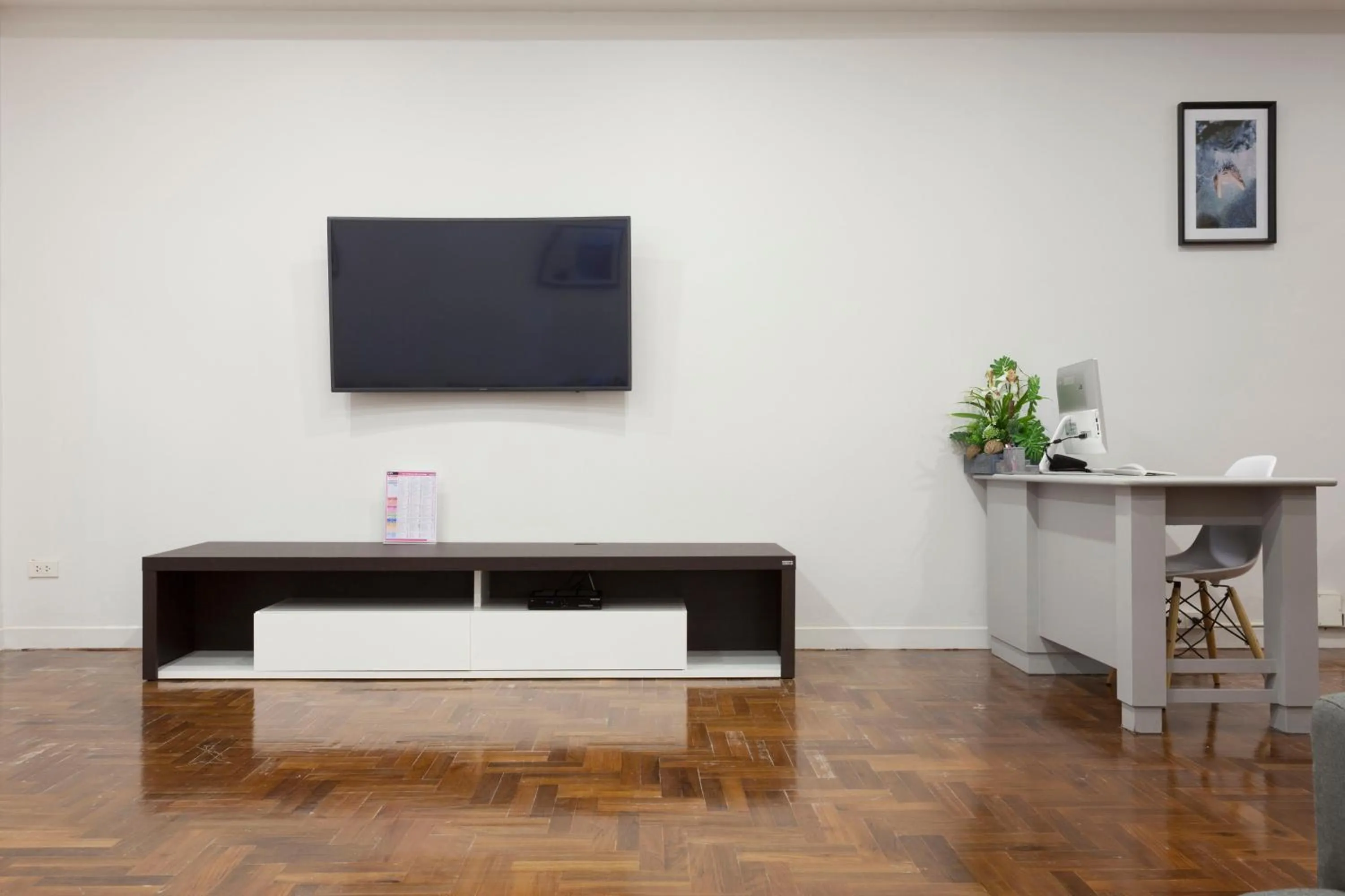 Communal lounge/ TV room in Cozy Home by Nan