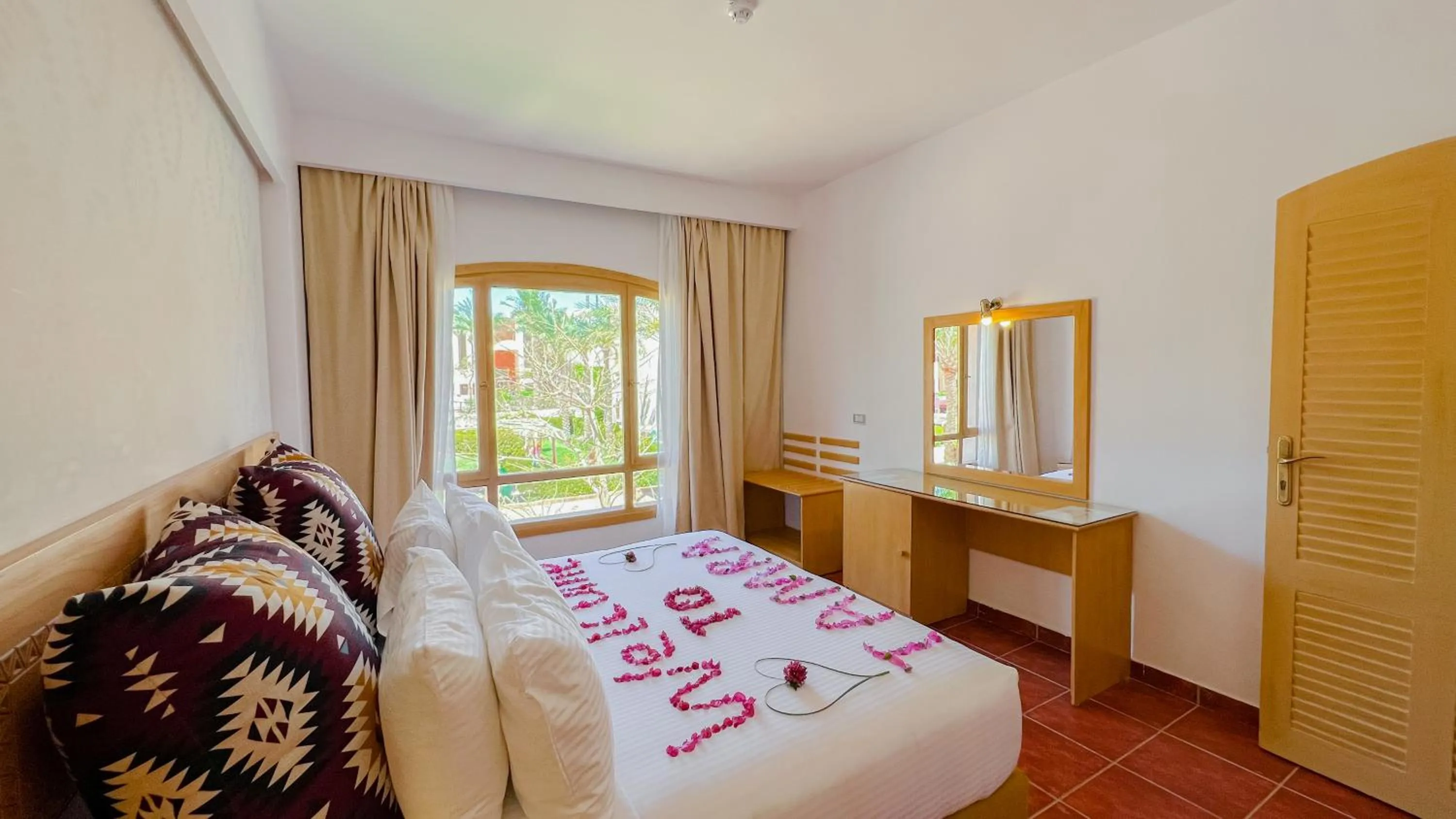 Bedroom, Bed in Tamra Beach Resort