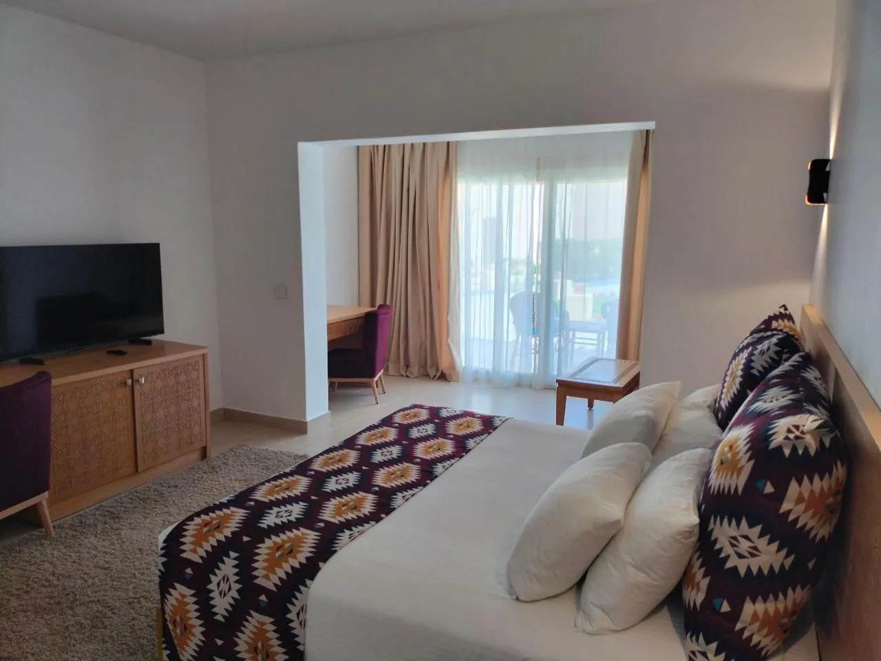 Communal lounge/ TV room, Bed in Tamra Beach Resort