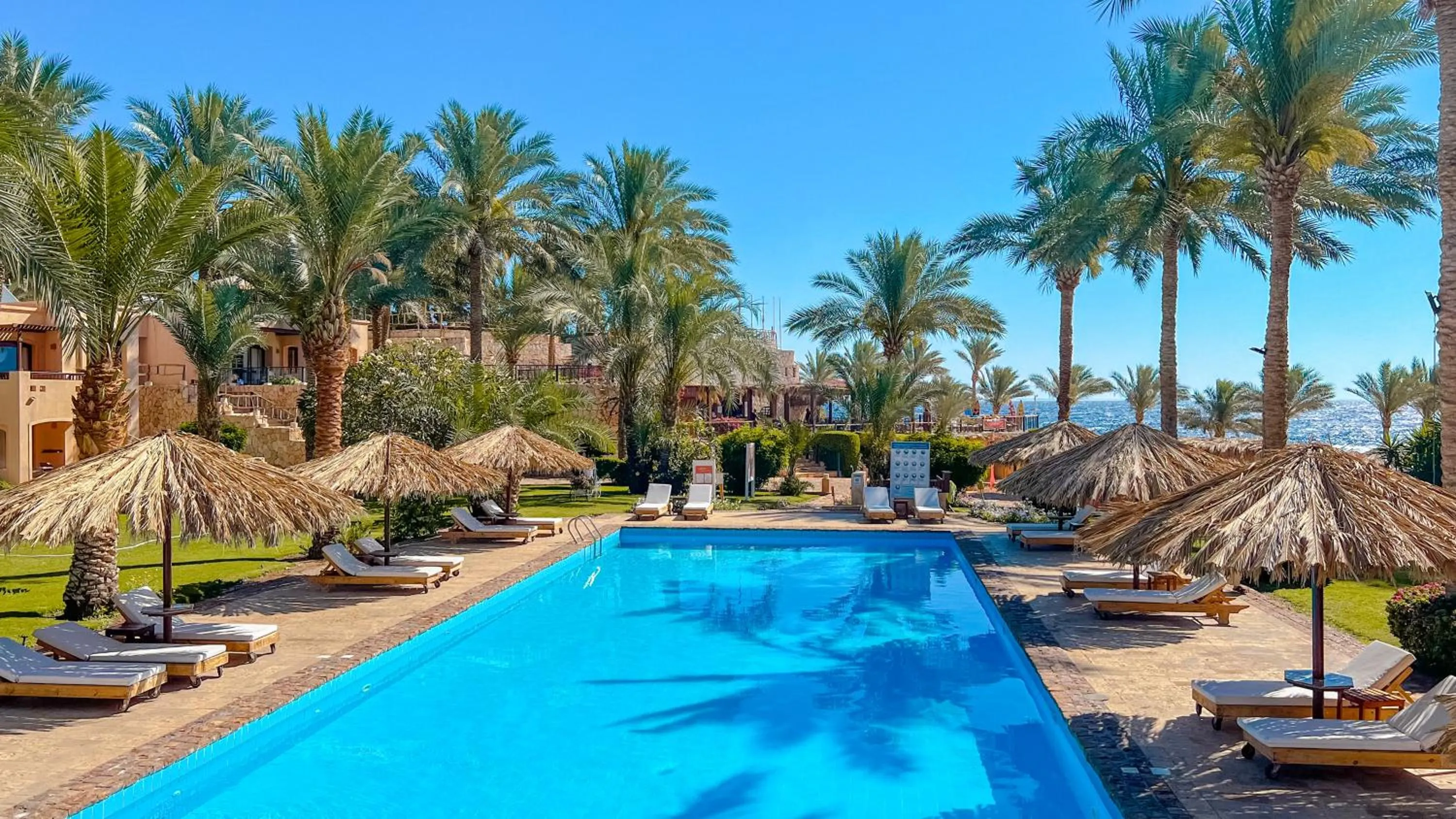 Swimming pool in Tamra Beach Resort