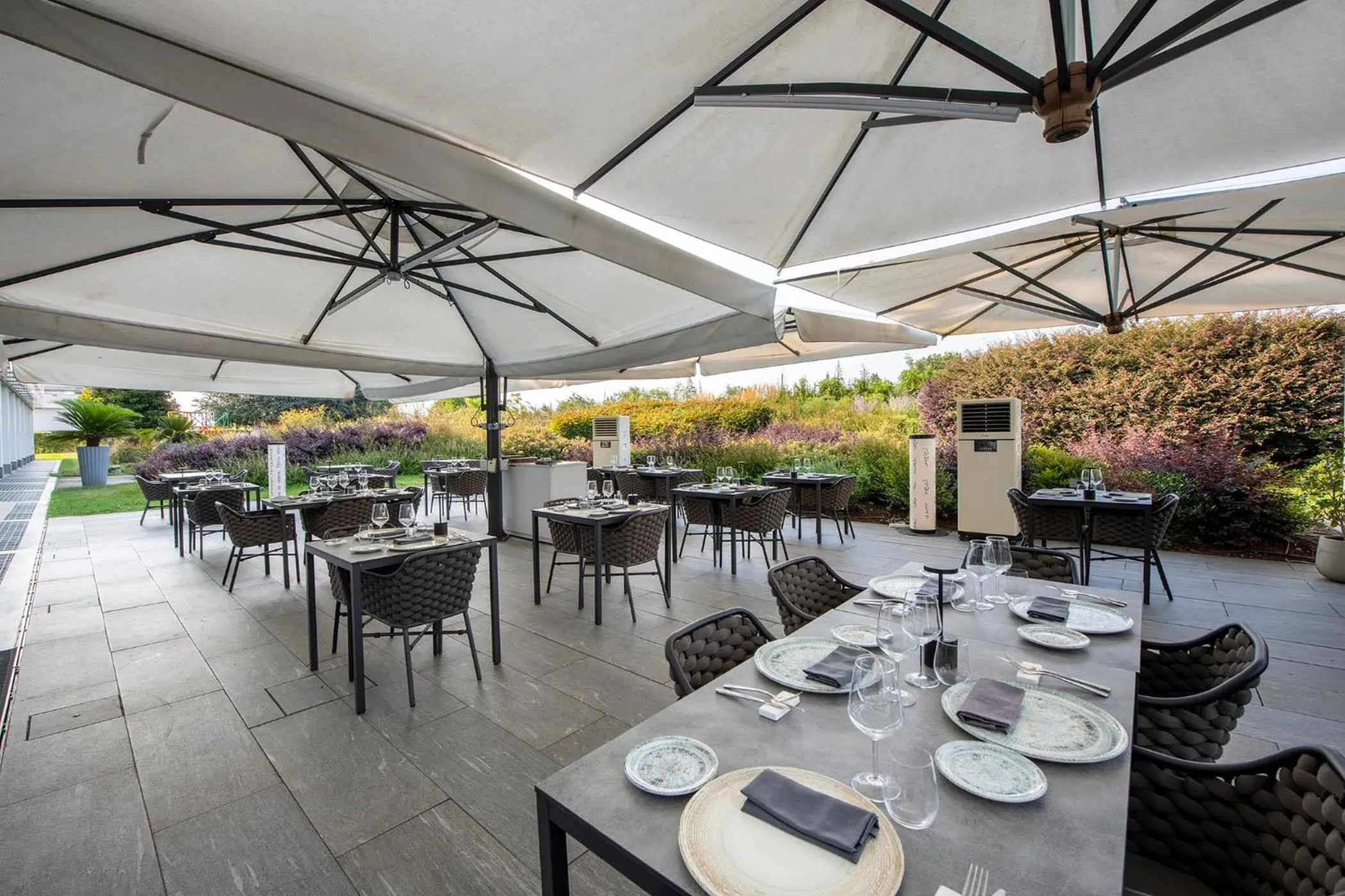 Restaurant/places to eat in MO.OM Hotel