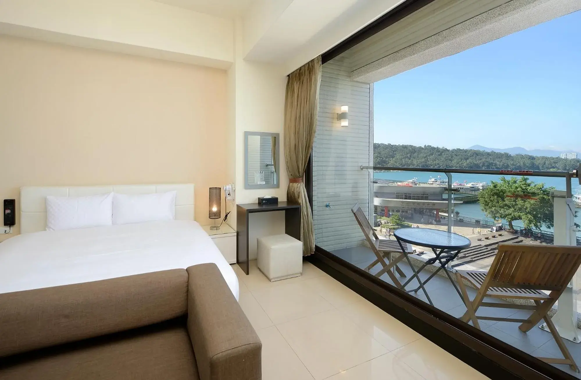 Photo of the whole room, Bed in Hu Yue Lakeview Hotel Photo of the whole room, Bed in Hu Yue Lakeview Hotel