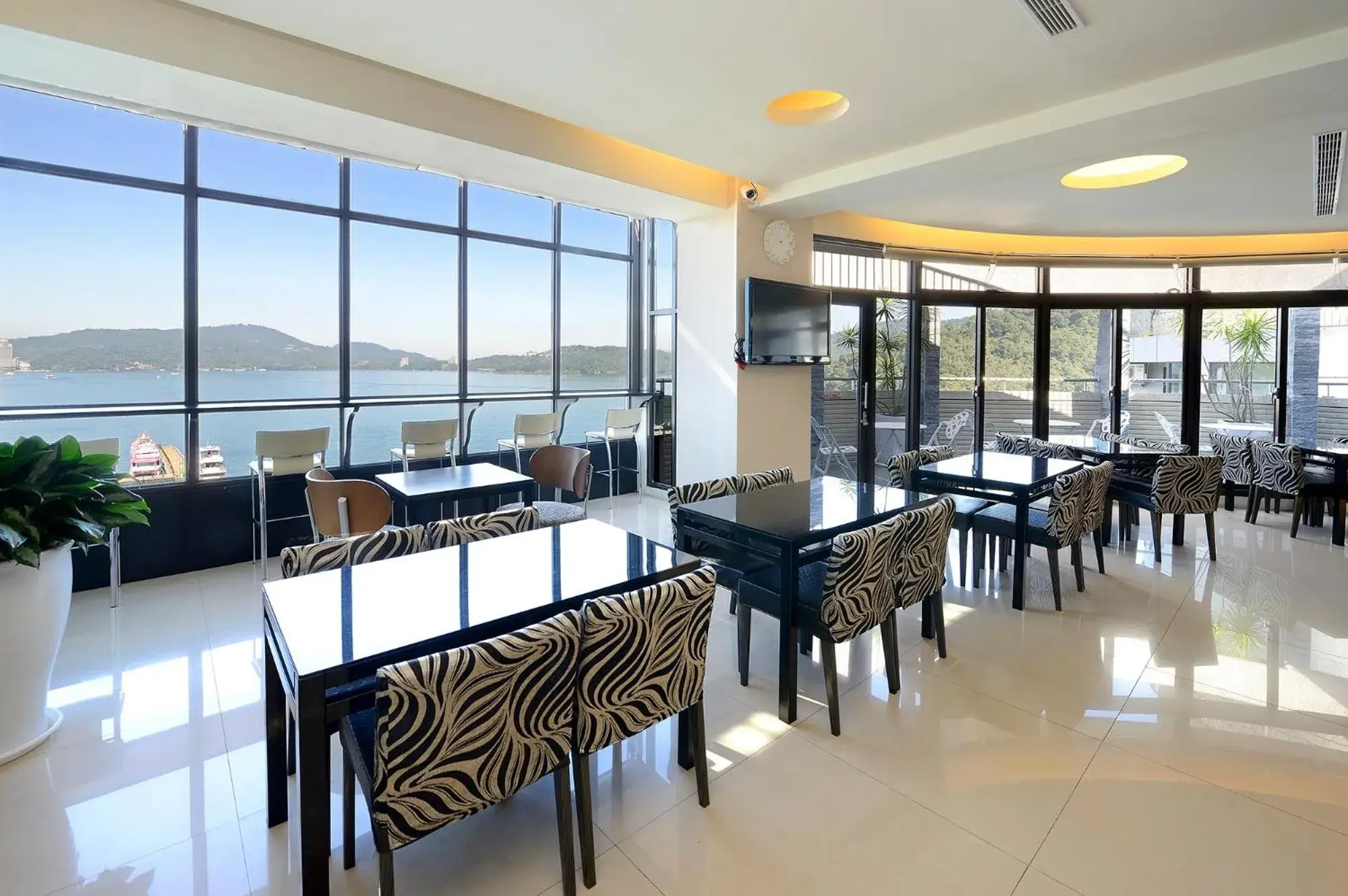 Restaurant/places to eat in Hu Yue Lakeview Hotel Restaurant/places to eat in Hu Yue Lakeview Hotel