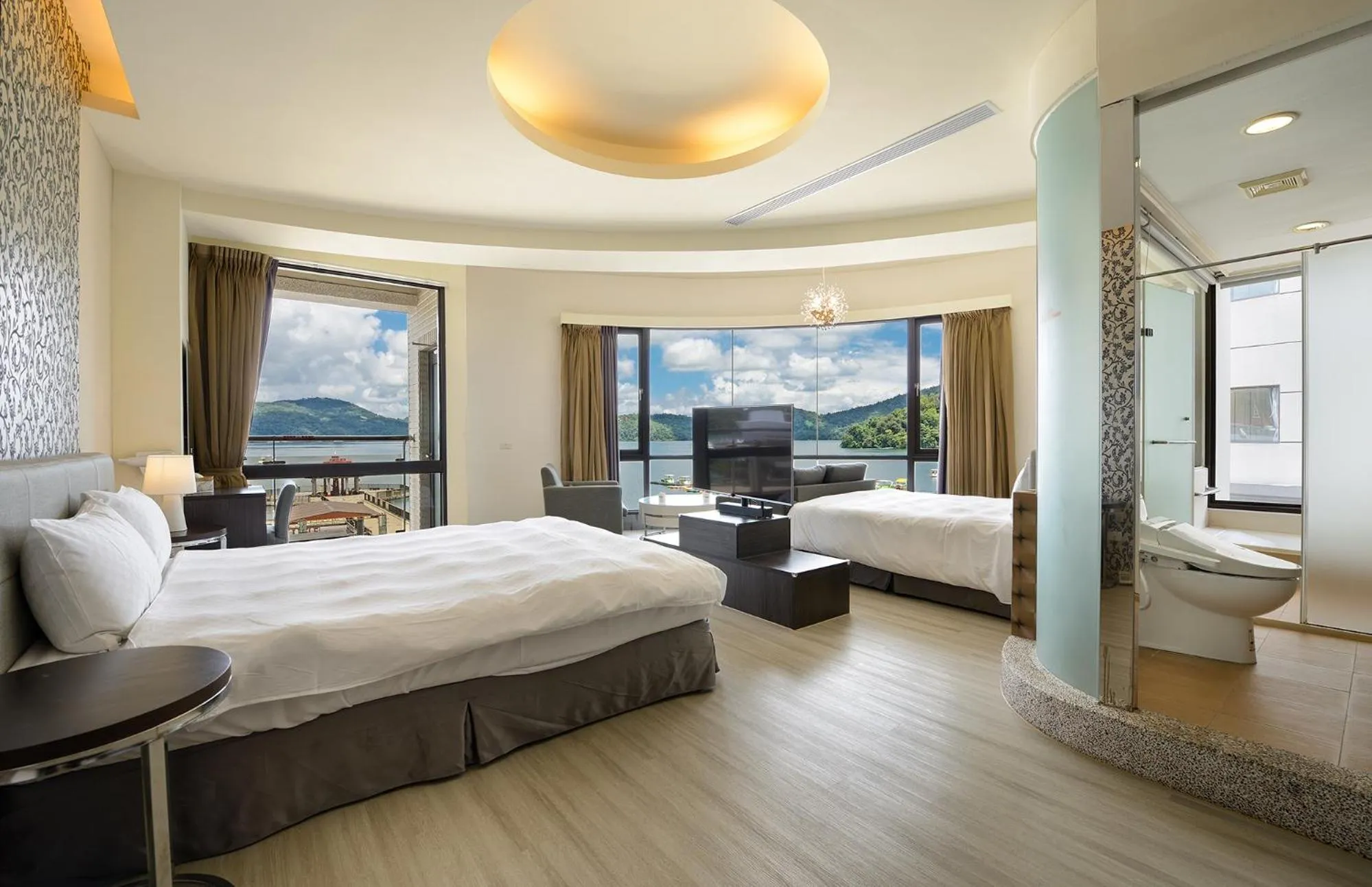 Photo of the whole room, Bed in Hu Yue Lakeview Hotel