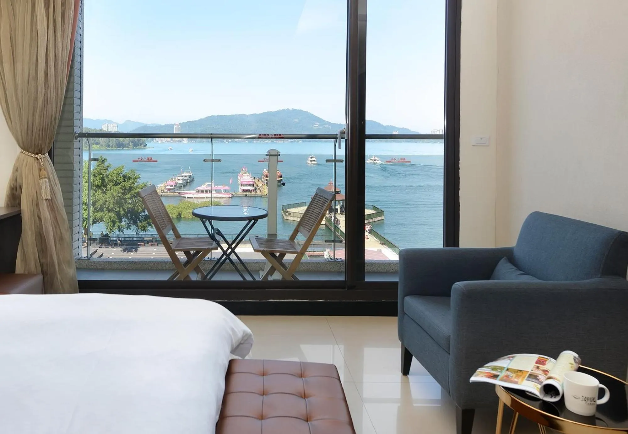 Lake view, Bed in Hu Yue Lakeview Hotel