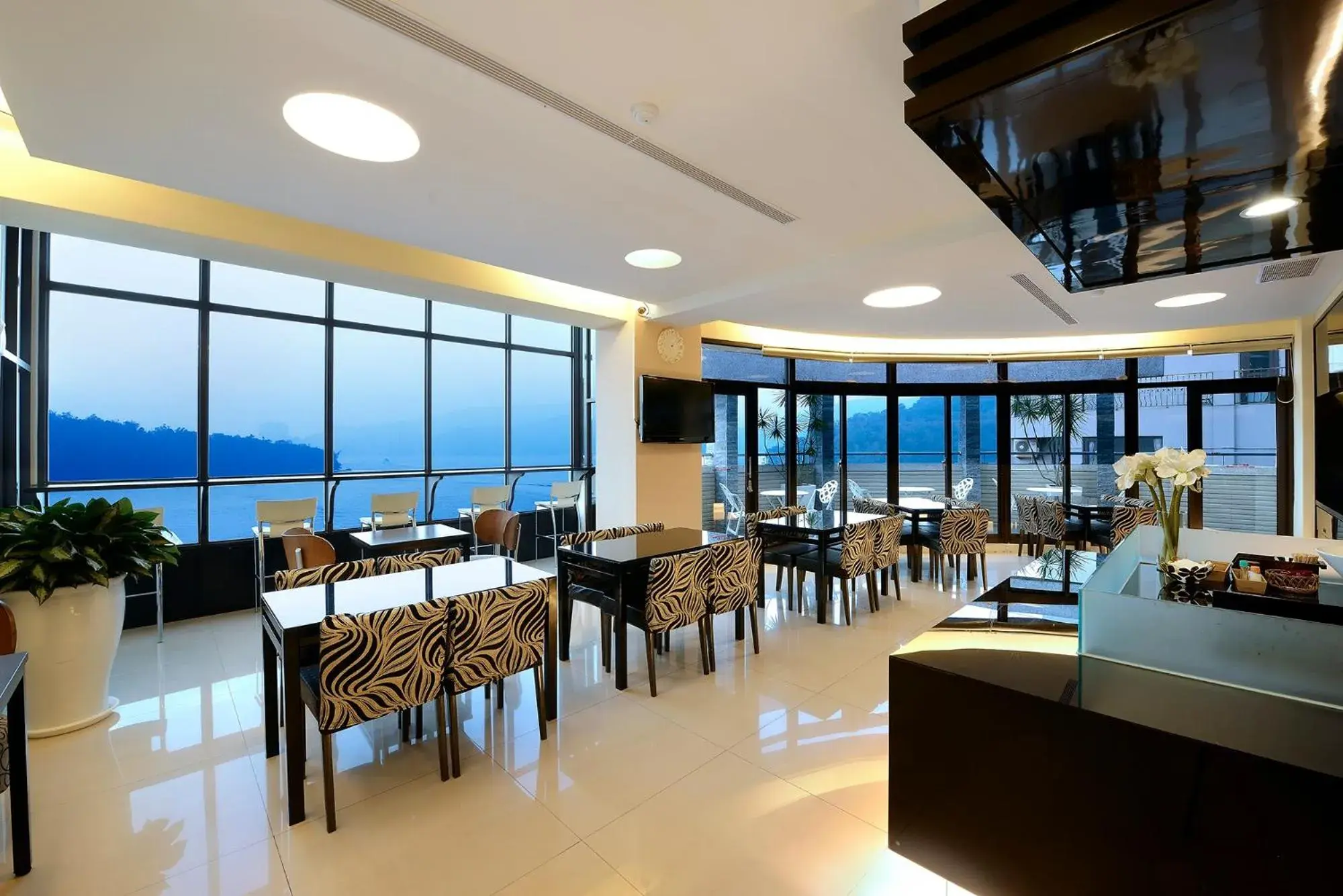 Restaurant/places to eat in Hu Yue Lakeview Hotel Restaurant/places to eat in Hu Yue Lakeview Hotel