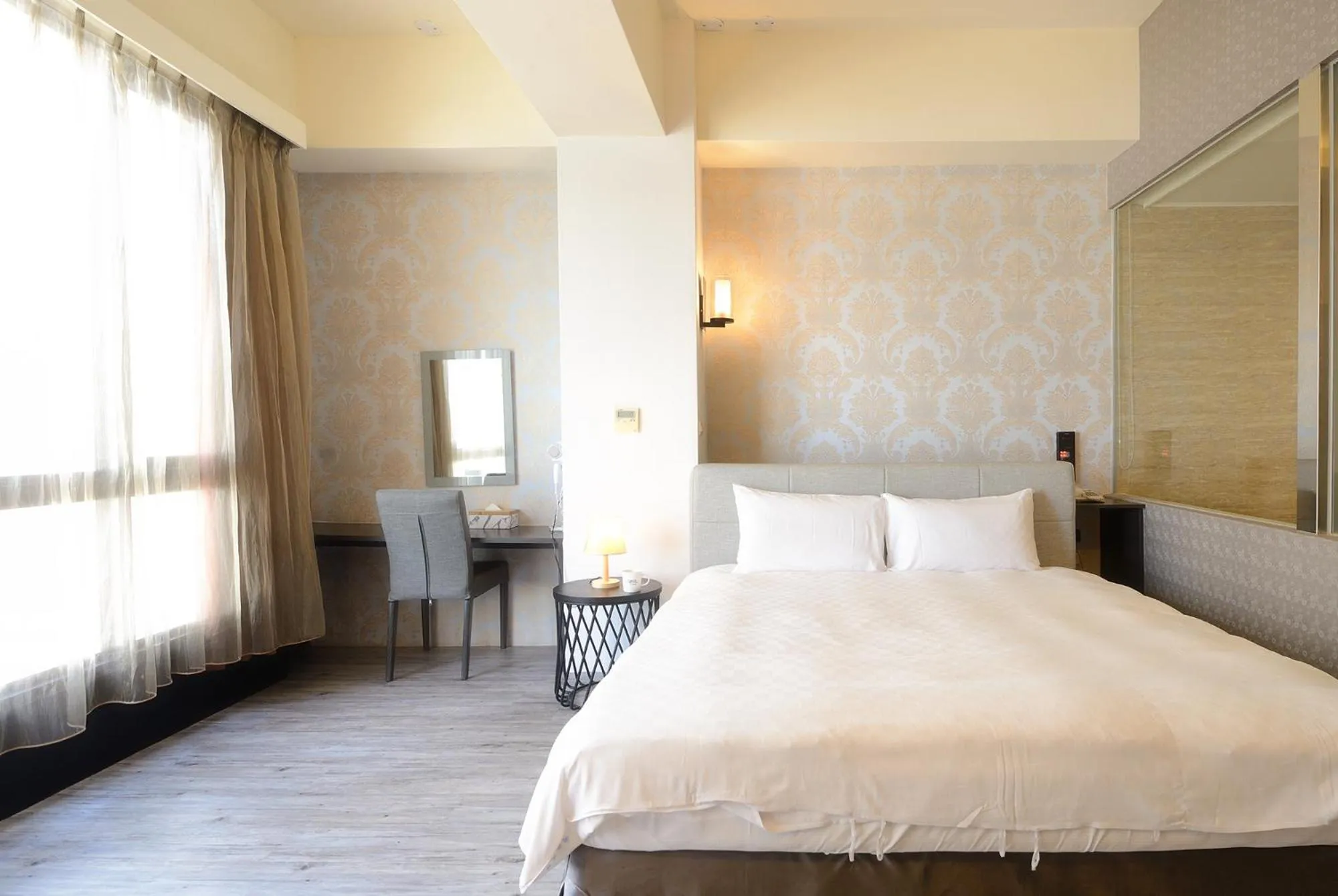 Photo of the whole room, Bed in Hu Yue Lakeview Hotel