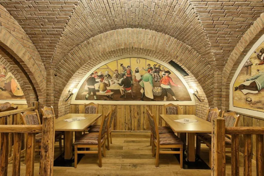 Restaurant/places to eat in Mercure Sighisoara Binderbubi Hotel & Spa