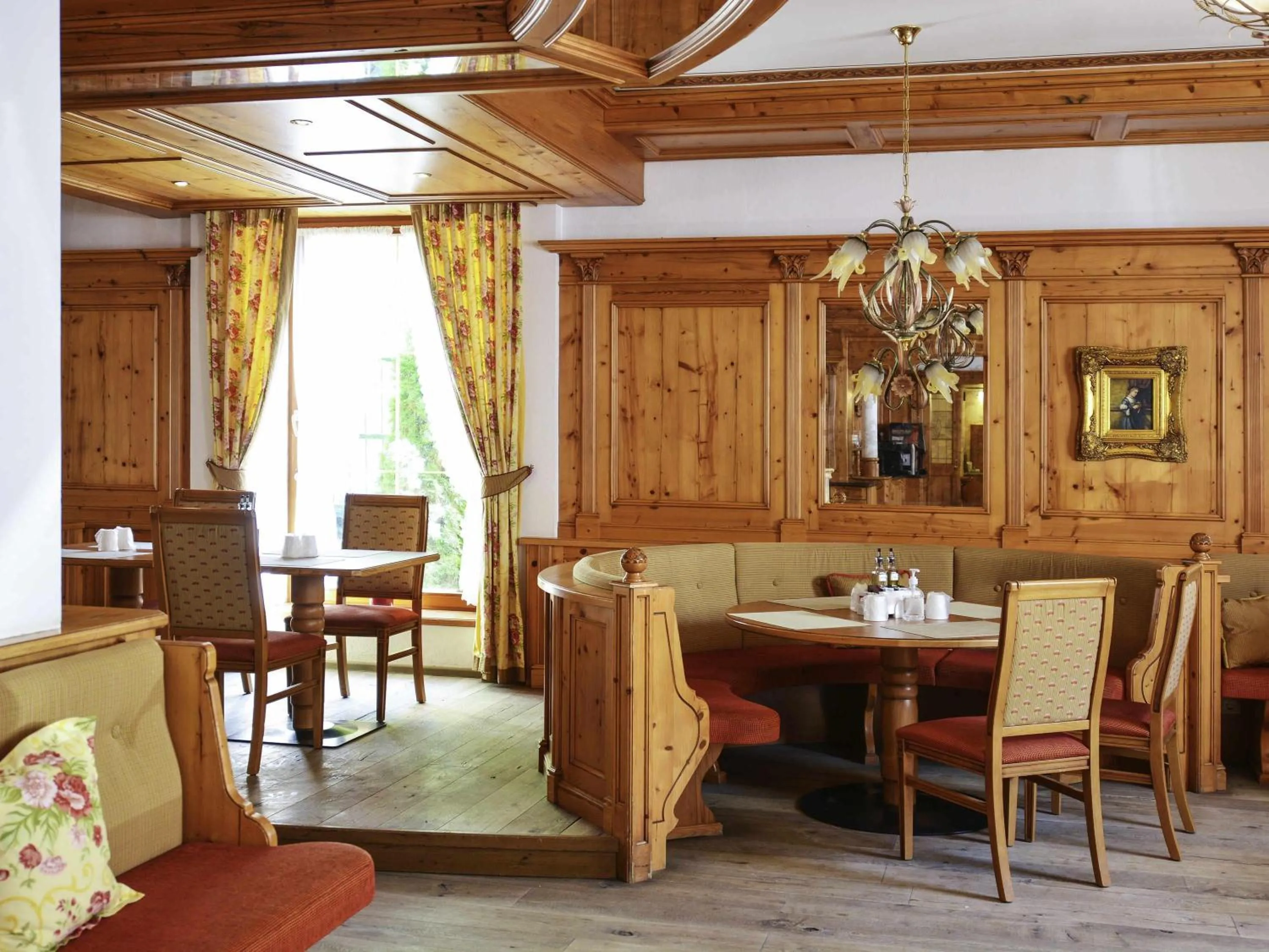 Restaurant/places to eat in Mercure Sighisoara Binderbubi Hotel & Spa