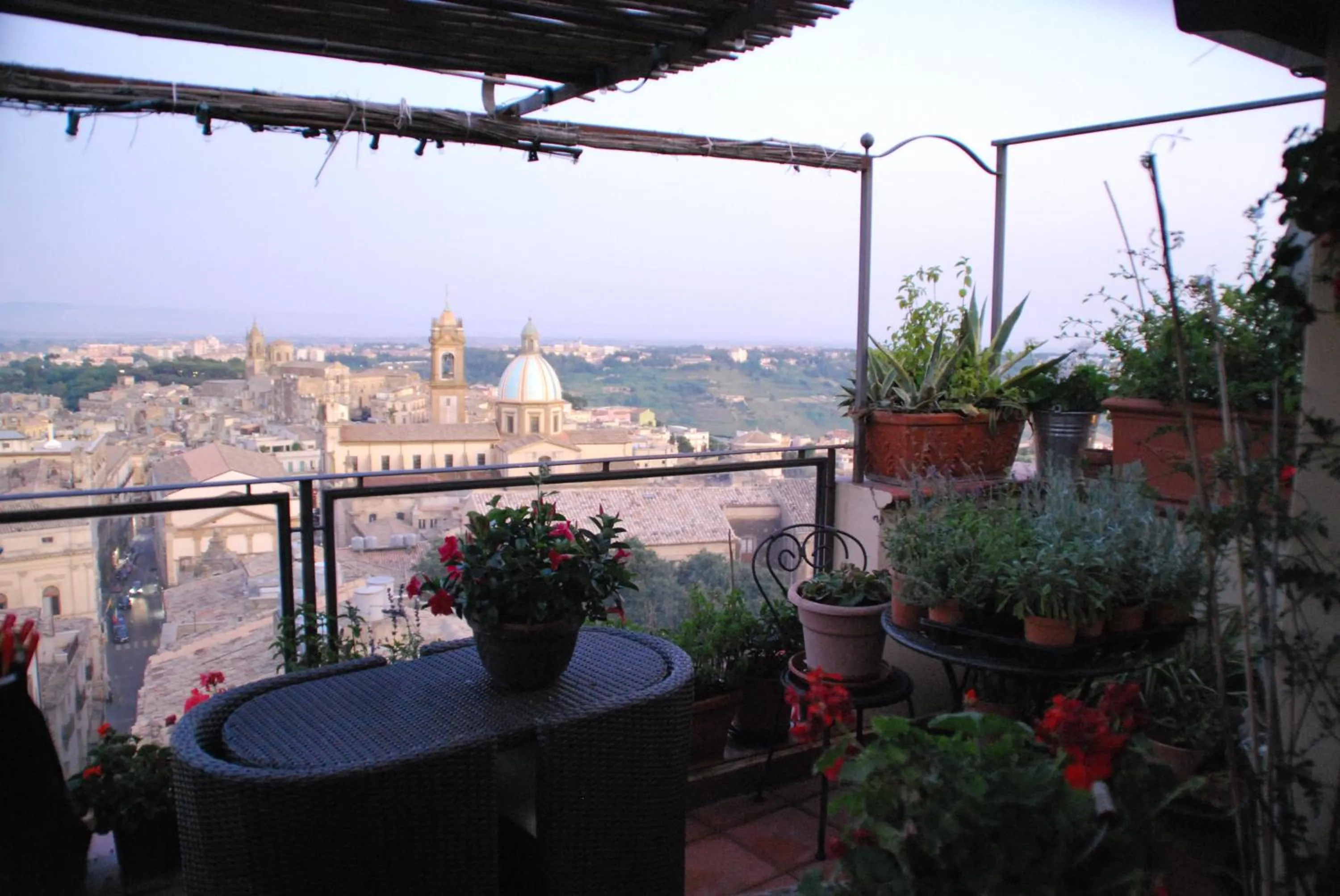 Patio in Casa tipica siciliana patronale home BedandBreakfast TreMetriSoprailCielo Camere con vista, colazione interna in terrazzo panoramico