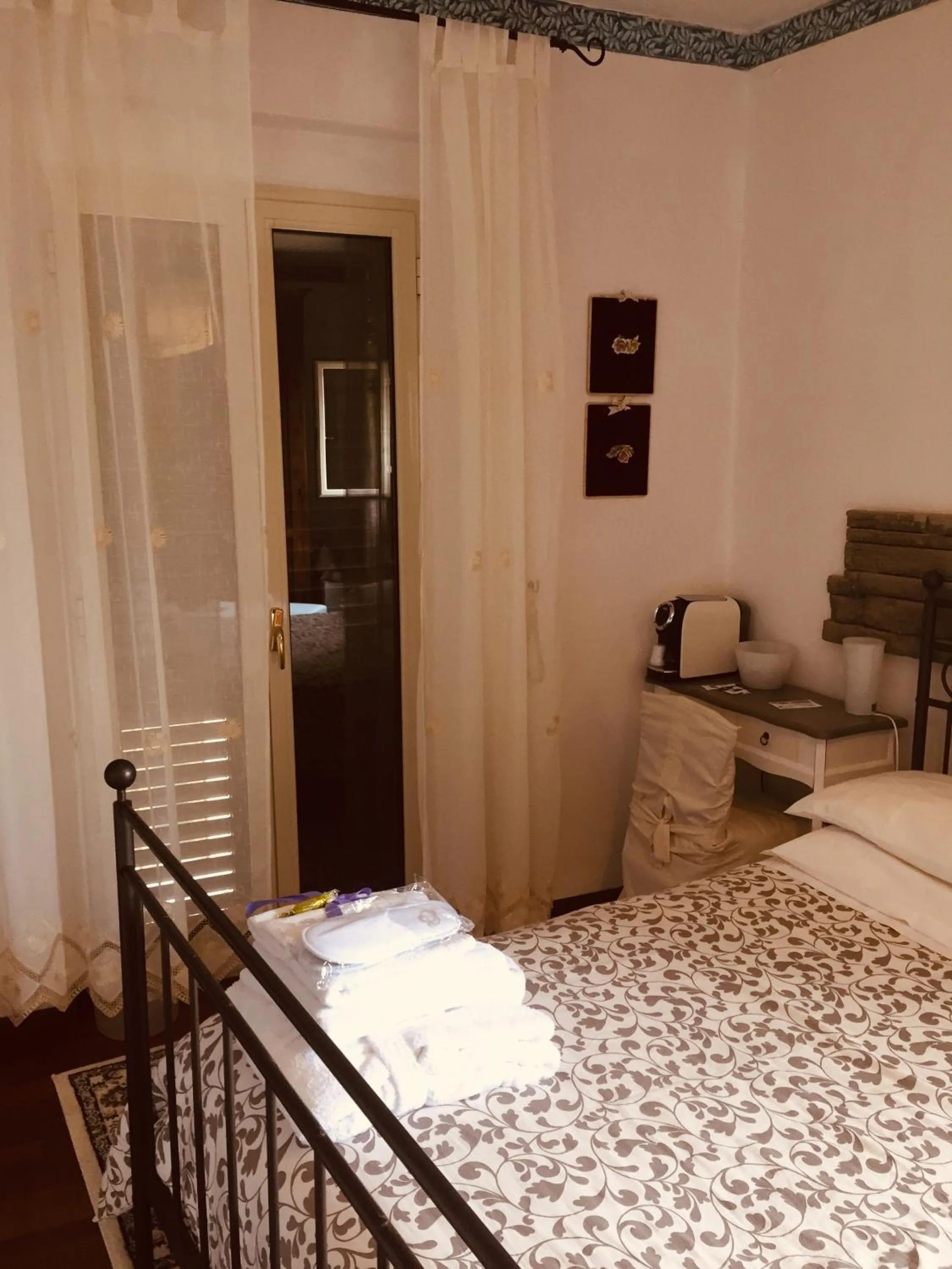 Balcony/Terrace, Bed in Casa tipica siciliana patronale home BedandBreakfast TreMetriSoprailCielo Camere con vista, colazione interna in terrazzo panoramico