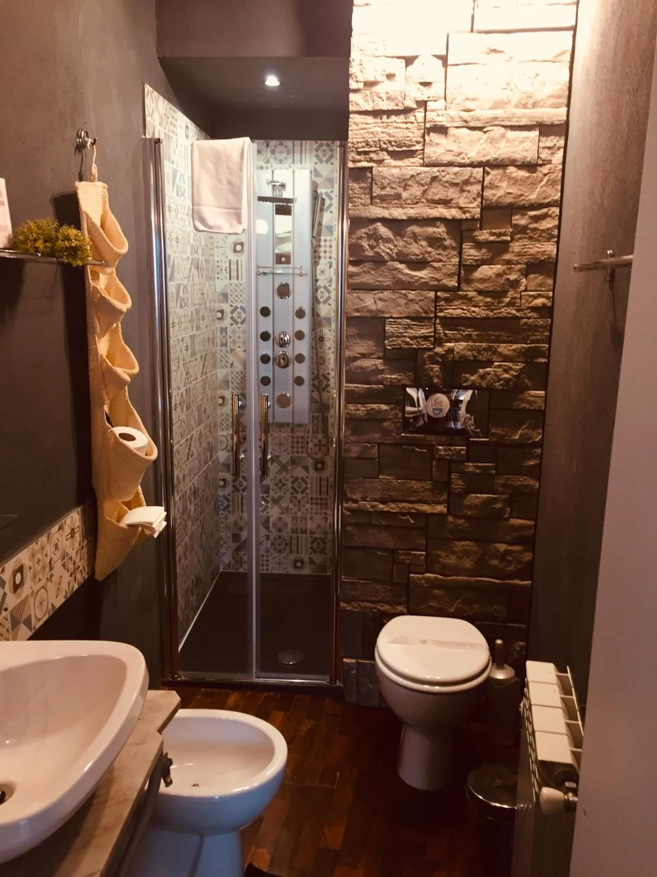 Shower in Casa tipica siciliana patronale home BedandBreakfast TreMetriSoprailCielo Camere con vista, colazione interna in terrazzo panoramico