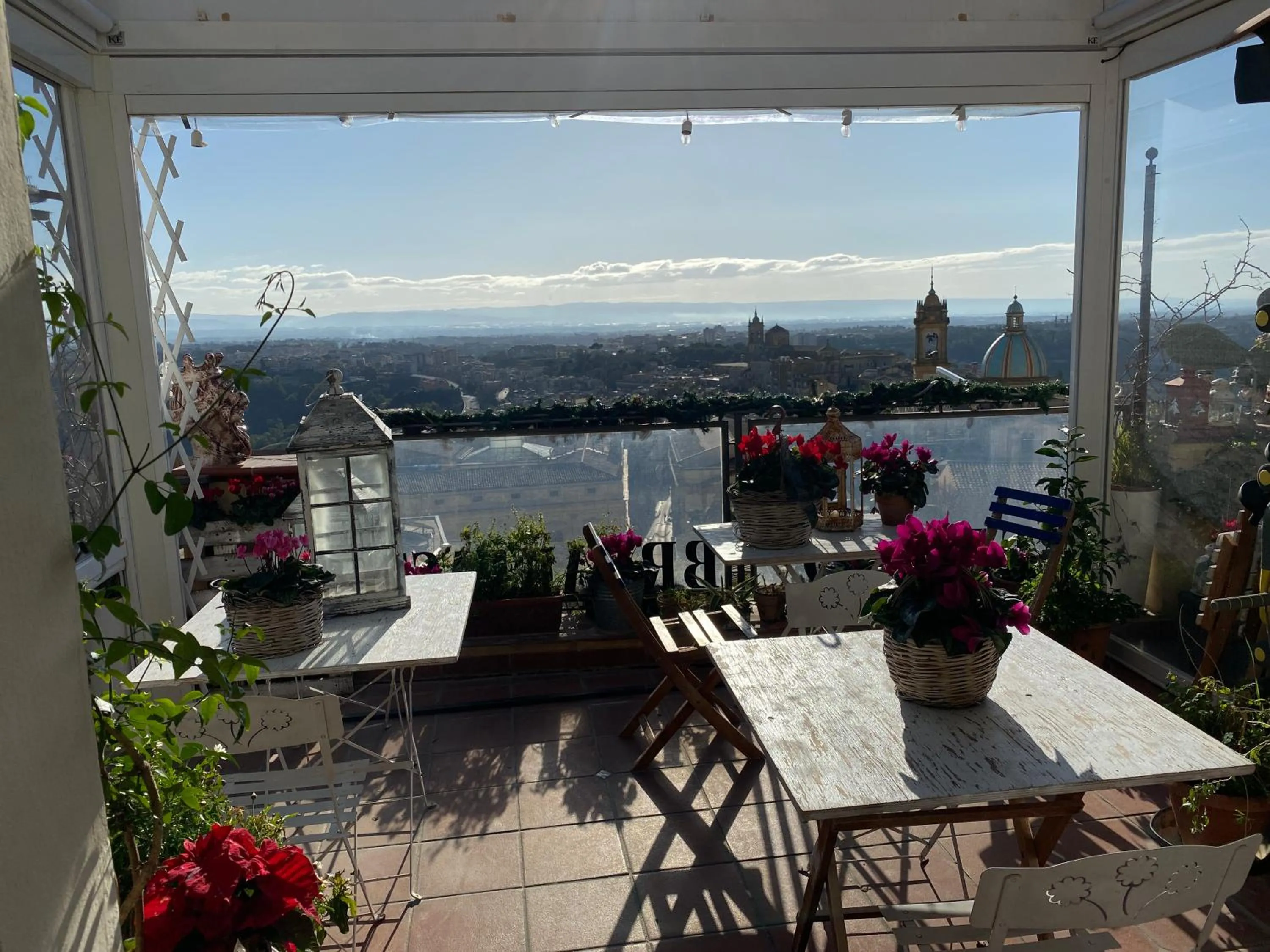 Patio in Casa tipica siciliana patronale home BedandBreakfast TreMetriSoprailCielo Camere con vista, colazione interna in terrazzo panoramico