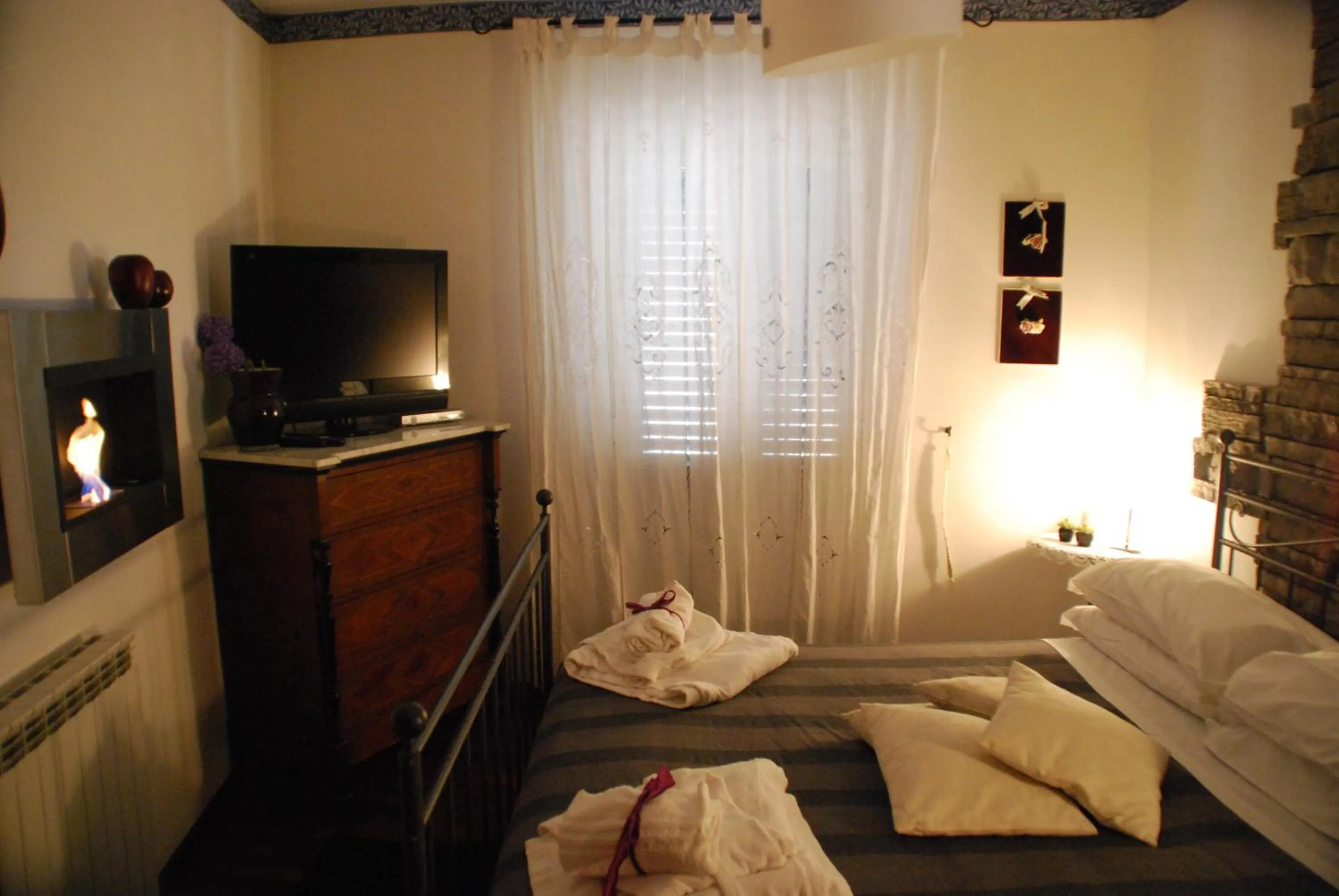 Decorative detail, Bed in Casa tipica siciliana patronale home BedandBreakfast TreMetriSoprailCielo Camere con vista, colazione interna in terrazzo panoramico