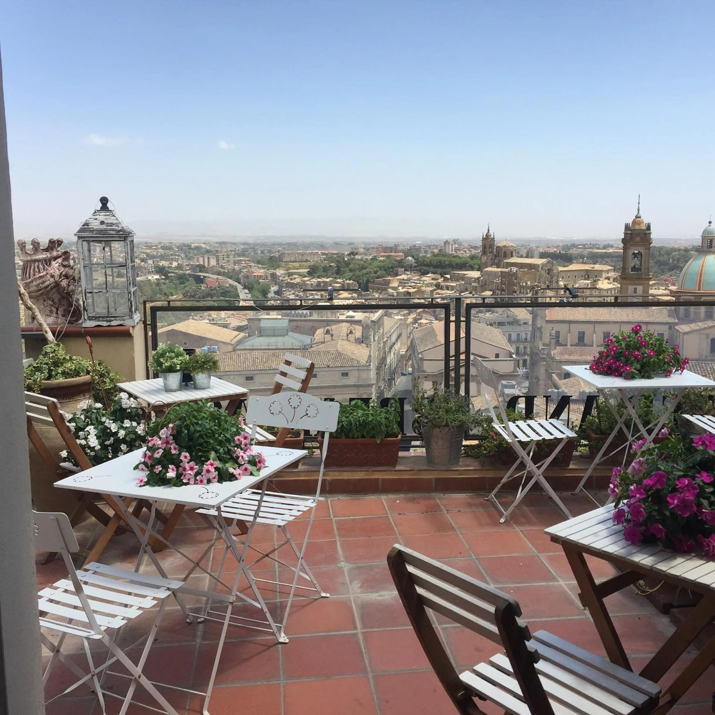 Balcony/Terrace in Casa tipica siciliana patronale home BedandBreakfast TreMetriSoprailCielo Camere con vista, colazione interna in terrazzo panoramico