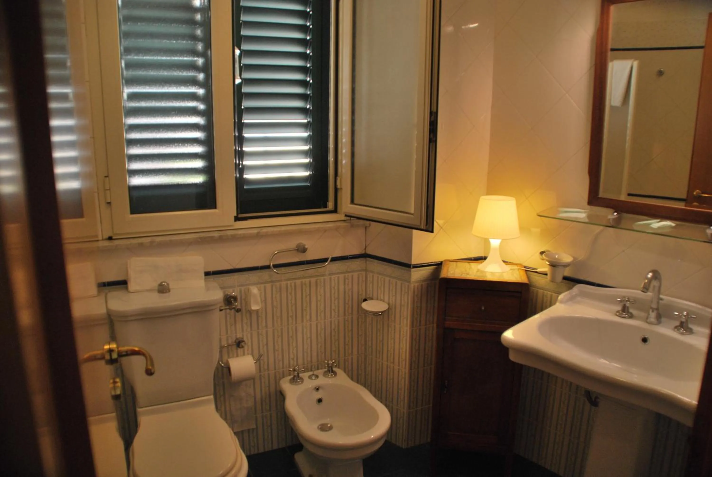 Bathroom in Casa tipica siciliana patronale home BedandBreakfast TreMetriSoprailCielo Camere con vista, colazione interna in terrazzo panoramico